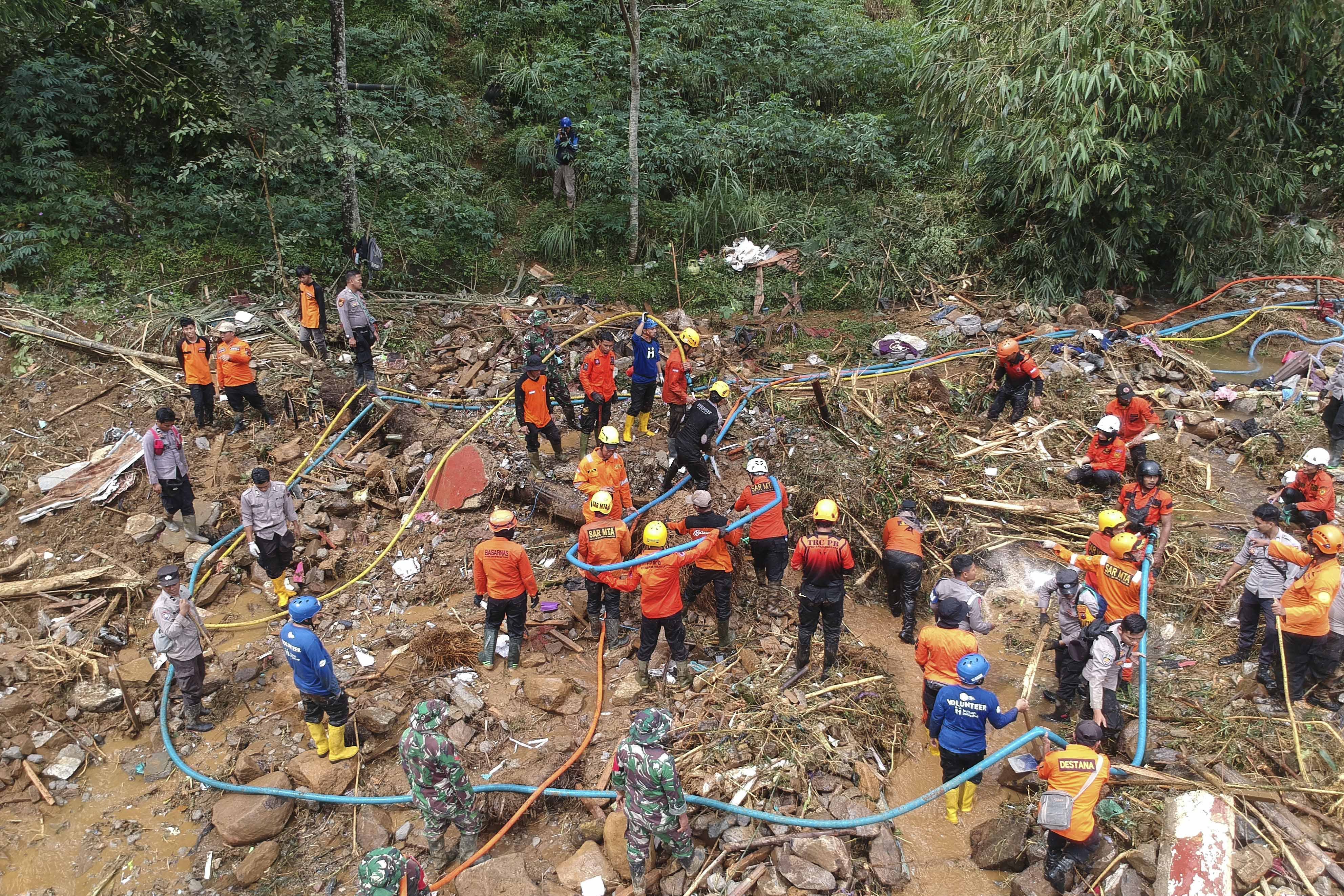 Foto udara relawan mencari korban tanah longsor di Desa Kasimpar di Kecamatan Petungkriyono, Kabupaten Pekalongan, Jawa Tengah, Kamis (23/1/2025). Berdasarkan data posko lapangan, pada hari ketiga pencarian korban, personel gabungan berhasil menemukan satu korban meninggal dunia atas nama Diyatno dan tercatat total korban meninggal dunia berjumlah 22 orang, luka-luka 13, dan laporan orang hilang sebanyak empat orang.