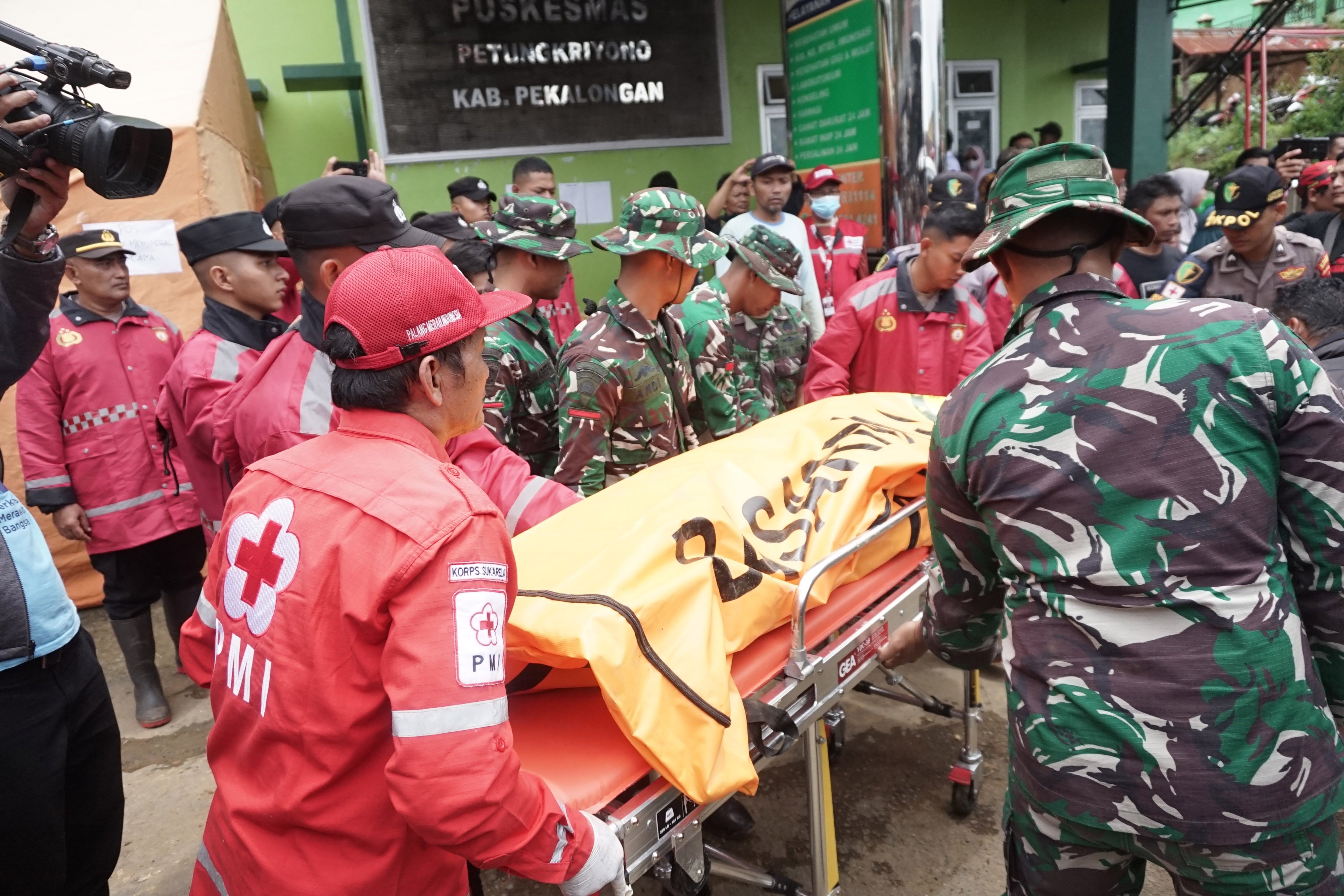 Petugas membawa korban meninggal dunia terdampak longsor lokasi Desa Kasimpar di Puskesmas Petungkriyono, Kecamatan Petungkriyono, Kabupaten Pekalongan, Jawa Tengah, Rabu (22/1/2025). Berdasarkan data posko lapangan pada hari kedua pencarian korban, petugas berhasil mengevakuasi tiga korban meninggal dunia dengan nama Aisah, Ta\'ari, dan Abiya dengan total korban meninggal berjumlah 20 orang, 7 laporan kehilangan dan 13 luka. 