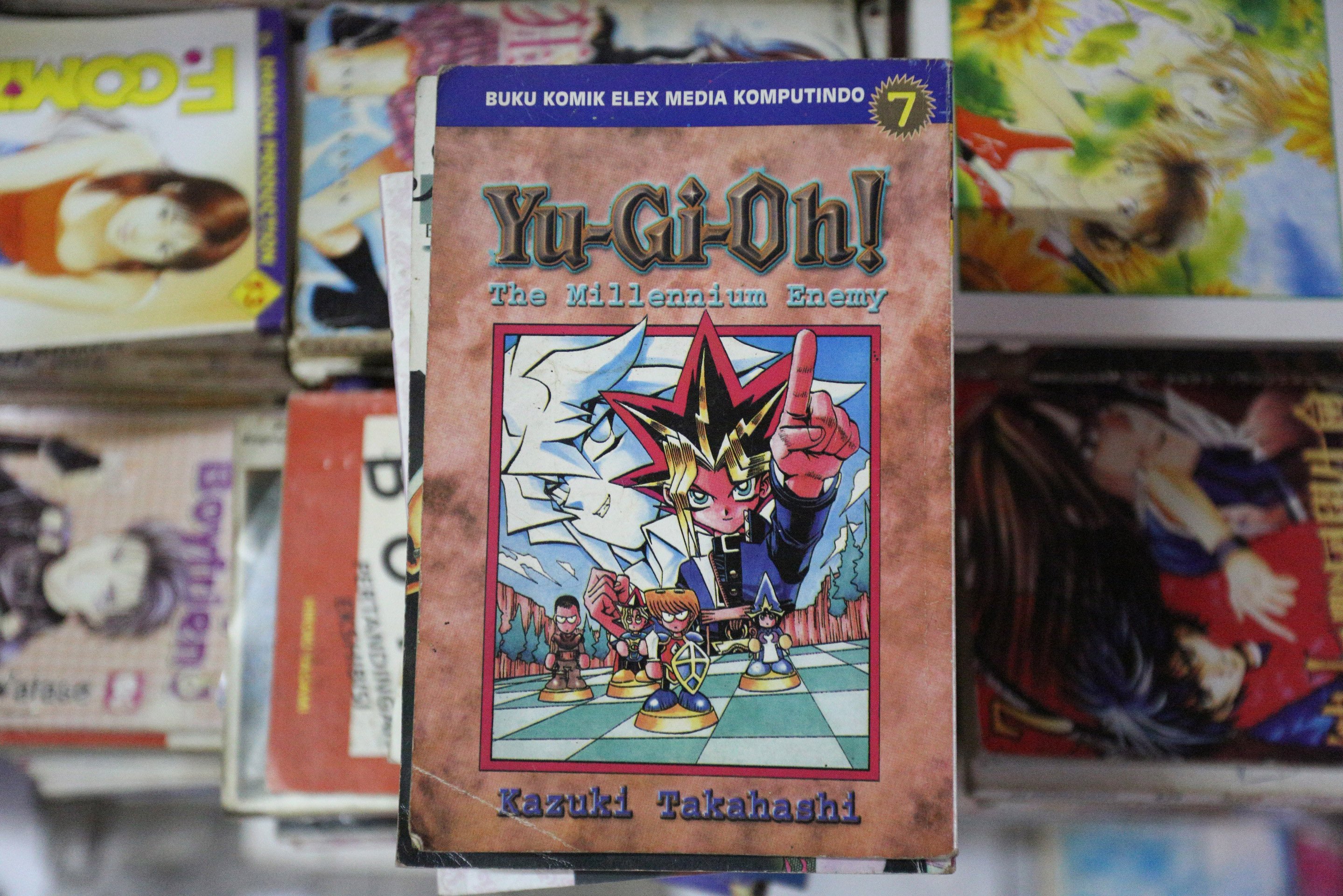 Sejumlah buku komik yang dijual di Toko Buku Ali, Ciledug, Tangerang, Banten, Senin (20/1/2025). Ali (34) selaku pemilik toko buku komik menuturkan, perkembangan teknologi membuat masyarakat beralih dengan membaca komik melalui handphone dan daya beli komik menurun. Ia pun menyiasati dengan menawarkan komik melalui media sosial Facebook dan cara ini terbilang cukup berhasil dengan penjualan rata-rata 100 buku komik perbulan.