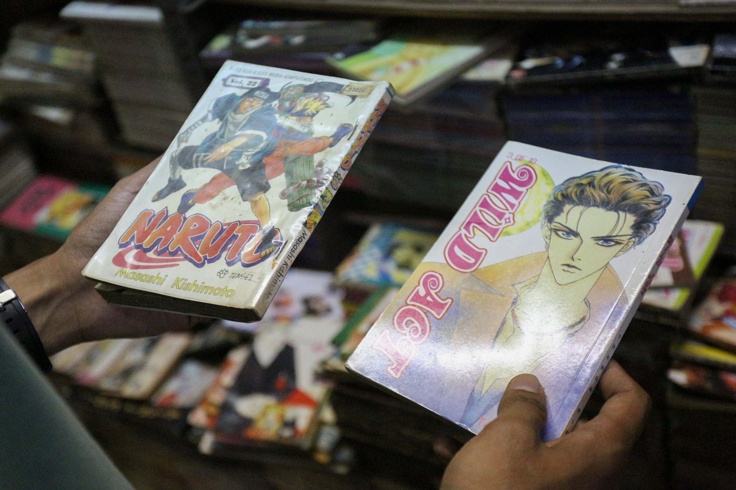 Pengunjung melihat buku komik di Toko Buku Ali, Ciledug, Tangerang, Banten, Senin (20/1/2025). Ali (34) selaku pemilik toko buku komik menuturkan, perkembangan teknologi membuat masyarakat beralih dengan membaca komik melalui handphone dan daya beli komik menurun. Ia pun menyiasati dengan menawarkan komik melalui media sosial Facebook dan cara ini terbilang cukup berhasil dengan penjualan rata-rata 100 buku komik perbulan.