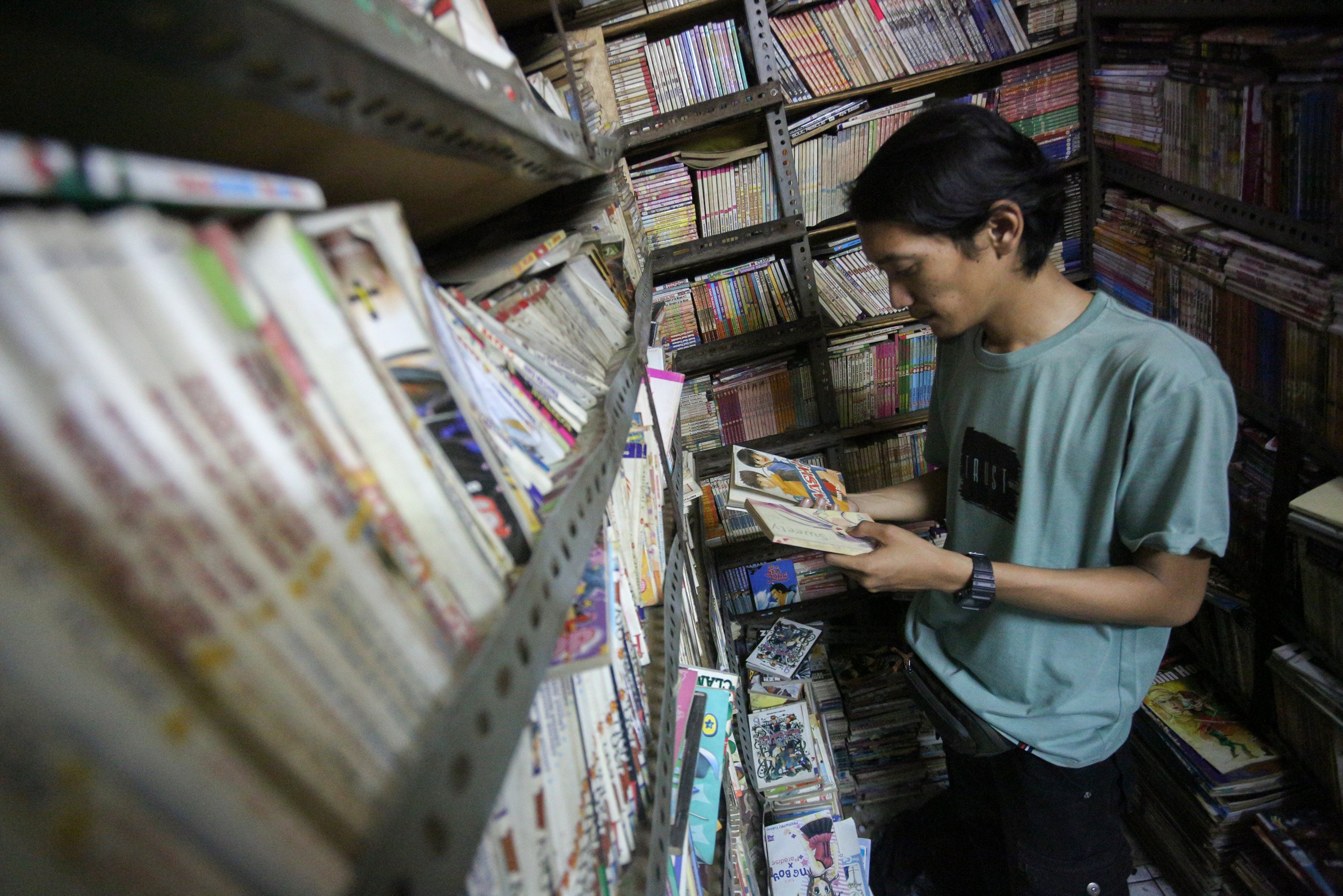Pengunjung mencari buku komik di Toko Buku Ali, Ciledug, Tangerang, Banten, Senin (20/1/2025). Ali (34) selaku pemilik toko buku komik menuturkan, perkembangan teknologi membuat masyarakat beralih dengan membaca komik melalui handphone dan daya beli komik menurun. Ia pun menyiasati dengan menawarkan komik melalui media sosial Facebook dan cara ini terbilang cukup berhasil dengan penjualan rata-rata 100 buku komik perbulan.