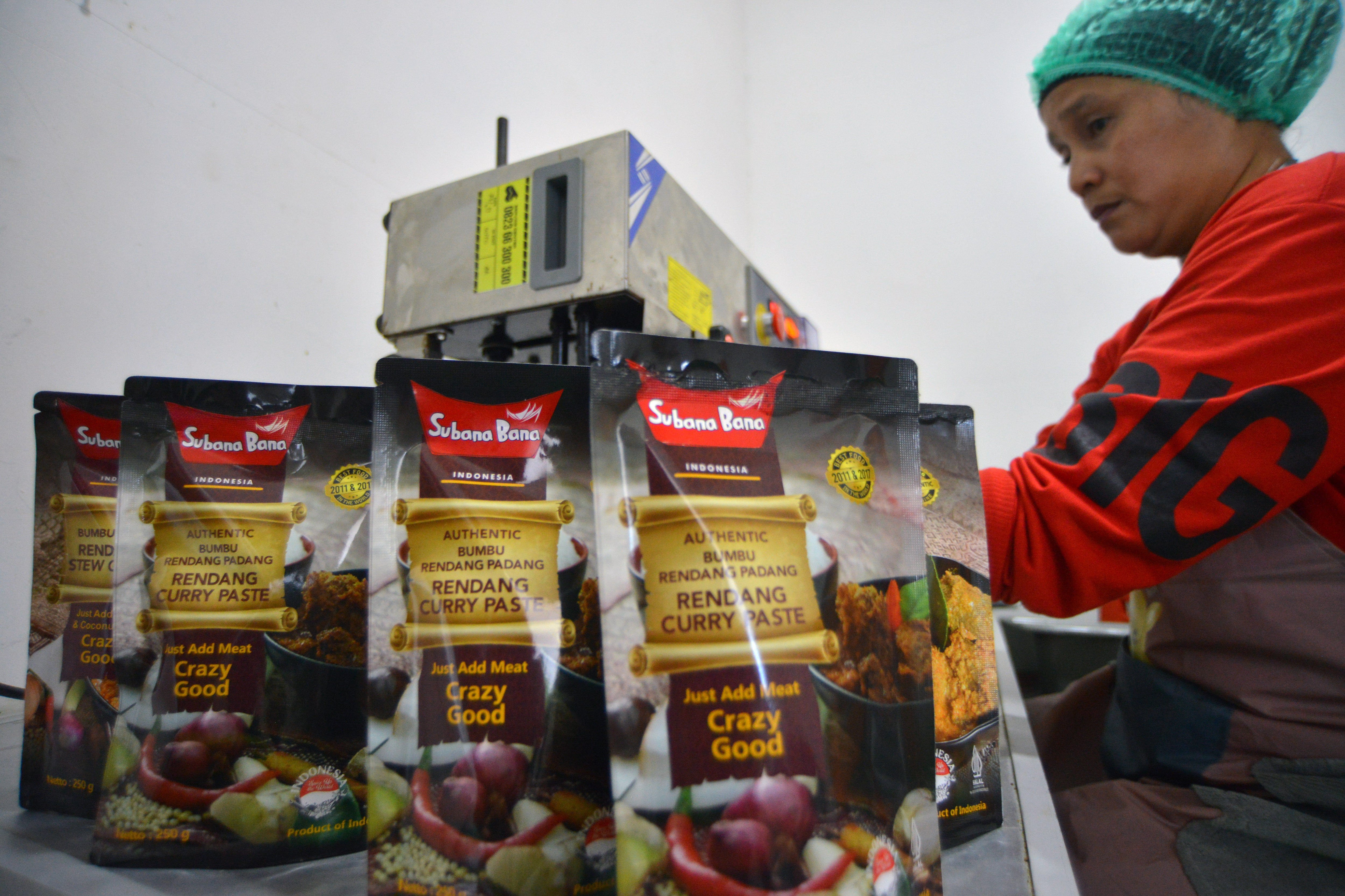Juru masak mengemas bumbu rendang di dapur Koperasi Wanita Ikaboga Padang.