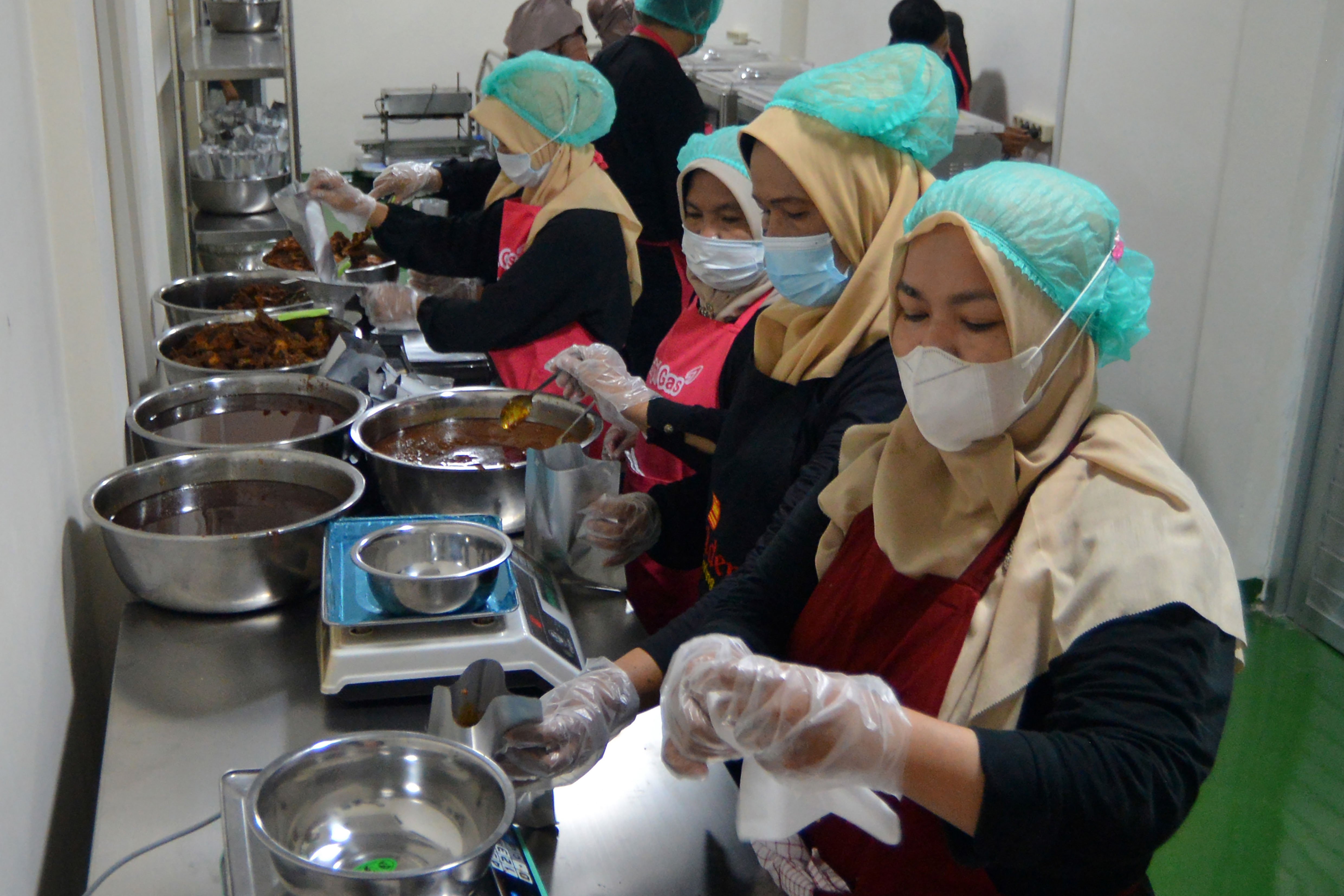 Sejumlah pelaku IKM mengemas rendang di gedung Sentra Rendang, Padang.