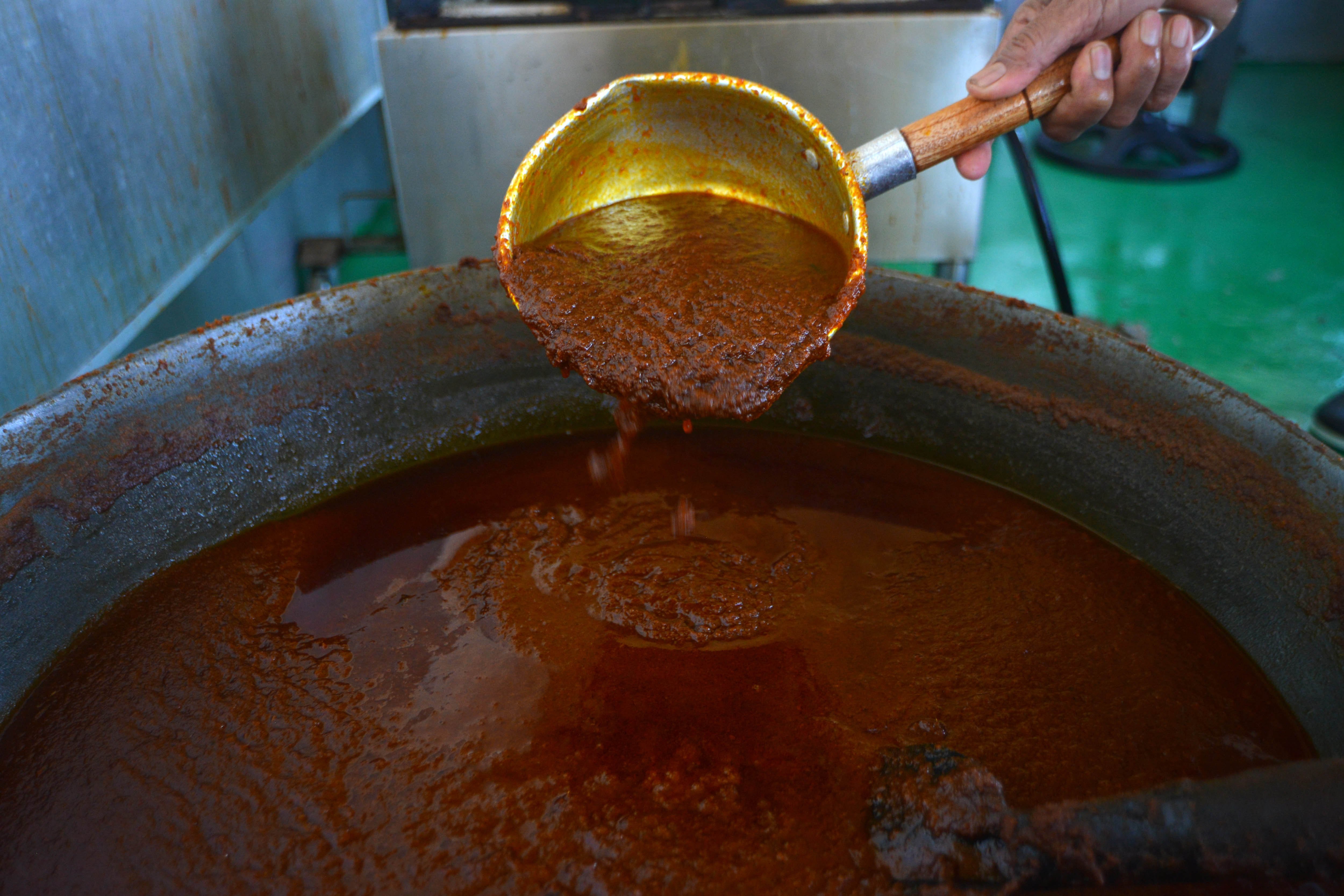 Juru masak mengolah bumbu rendang di dapur Koperasi Wanita Ikaboga Padang.