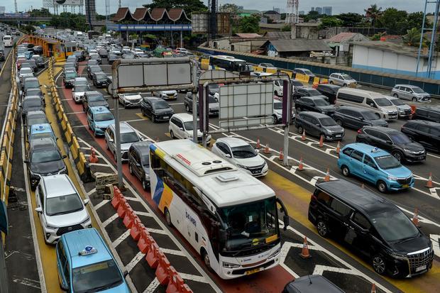 Kendaraan mengantre untuk keluar dari Gerbang Tol Cengkareng di Jakarta, Rabu (29/1/2025). Arus lalu lintas menuju Bandara Soekarno-Hatta tersebut tersendat karena dua lajur Jalan Tol Sedyatmo terendam banjir sehingga menimbulkan kemacetan.