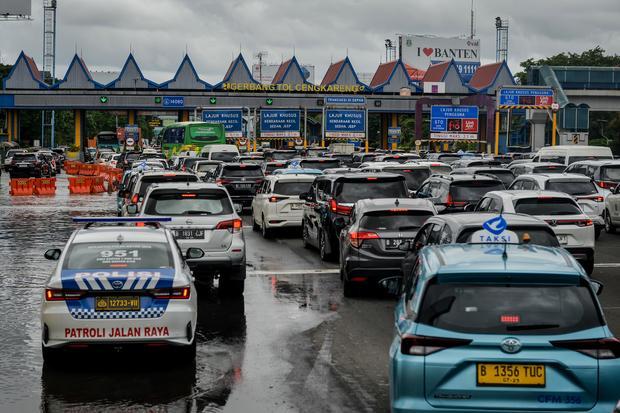 Kendaraan mengantre untuk keluar dari Gerbang Tol Cengkareng di Jakarta, Rabu (29/1/2025). Arus lalu lintas menuju Bandara Soekarno-Hatta tersebut tersendat karena dua lajur Jalan Tol Sedyatmo terendam banjir sehingga menimbulkan kemacetan.