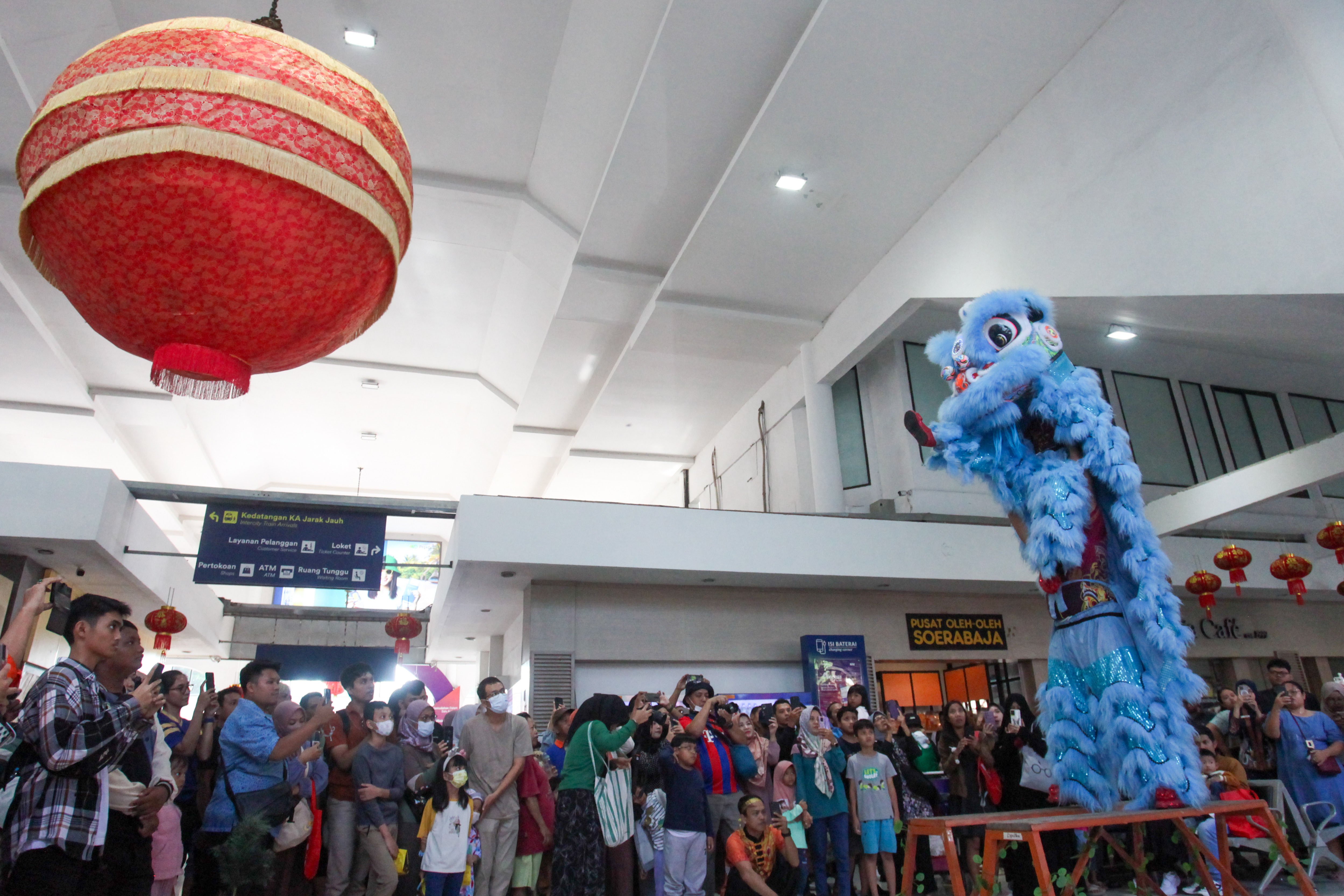 Barongsai beratraksi di Stasiun Surabaya Gubeng, Surabaya, Jawa Timur, Rabu (29/1/2025). PT Kereta Api Indonesia (KAI) Daerah Operasi 8 Surabaya menggelar atraksi barongsai untuk menghibur penumpang kereta api dan menyemarakkan perayaan Tahun Baru Imlek.
