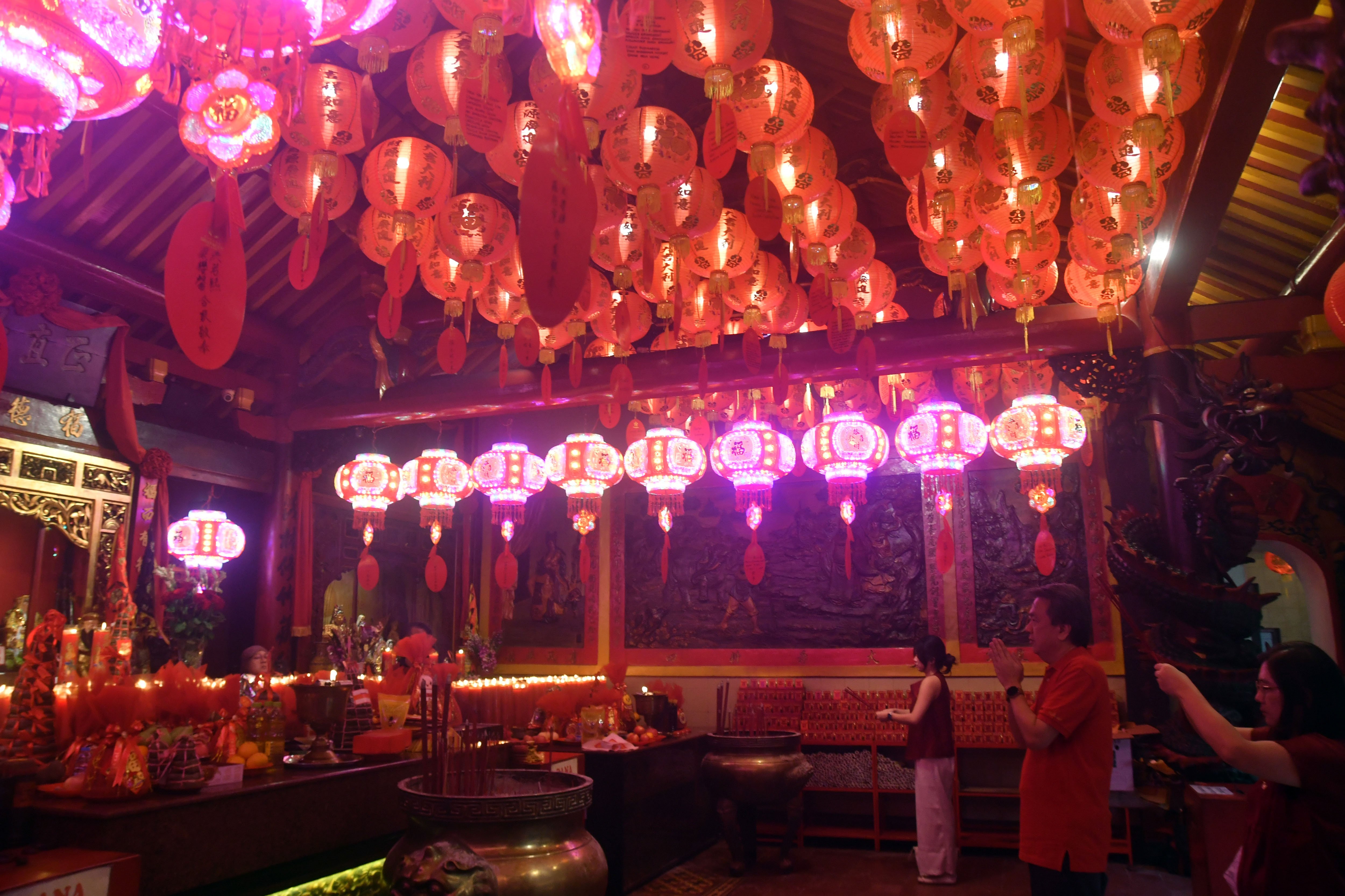 Warga keturunan Tionghoa bersembahyang saat Tahun Baru Imlek 2576 di Wihara Dhanagun, Suryakencana, Kota Bogor, Jawa Barat, Rabu (29/1/2025). Warga keturunan Tionghoa melakukan sembahyang dan penyalaan lilin di wihara tersebut sebagai wujud rasa syukur dan pengharapan agar lebih banyak rejekinya. 