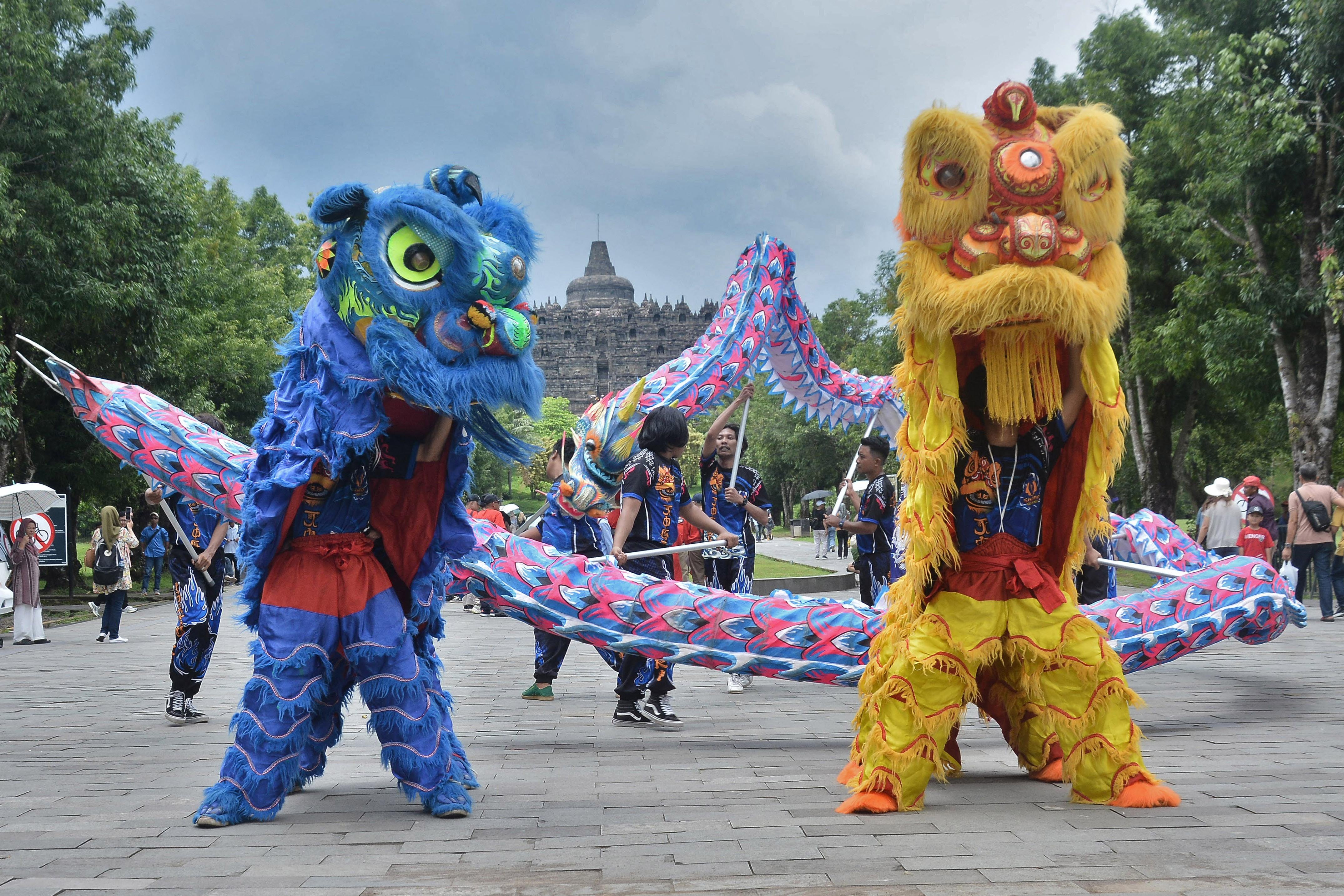 Sejumlah pemain menampilkan atraksi Barongsai dan Liong Samsi di Marga Utama kalasan Taman Wisata Candi (TWC) Borobudur, Magelang, Jawa Tengah Rabu (29/1/2025). Pengelola TWC Borobudur menyelenggarakan pertunjukan Barongsai dan Liong Samsi untuk menghibur wisatawan sekaligus menyambut Tahun Baru Imlek 2576 Kongzili.