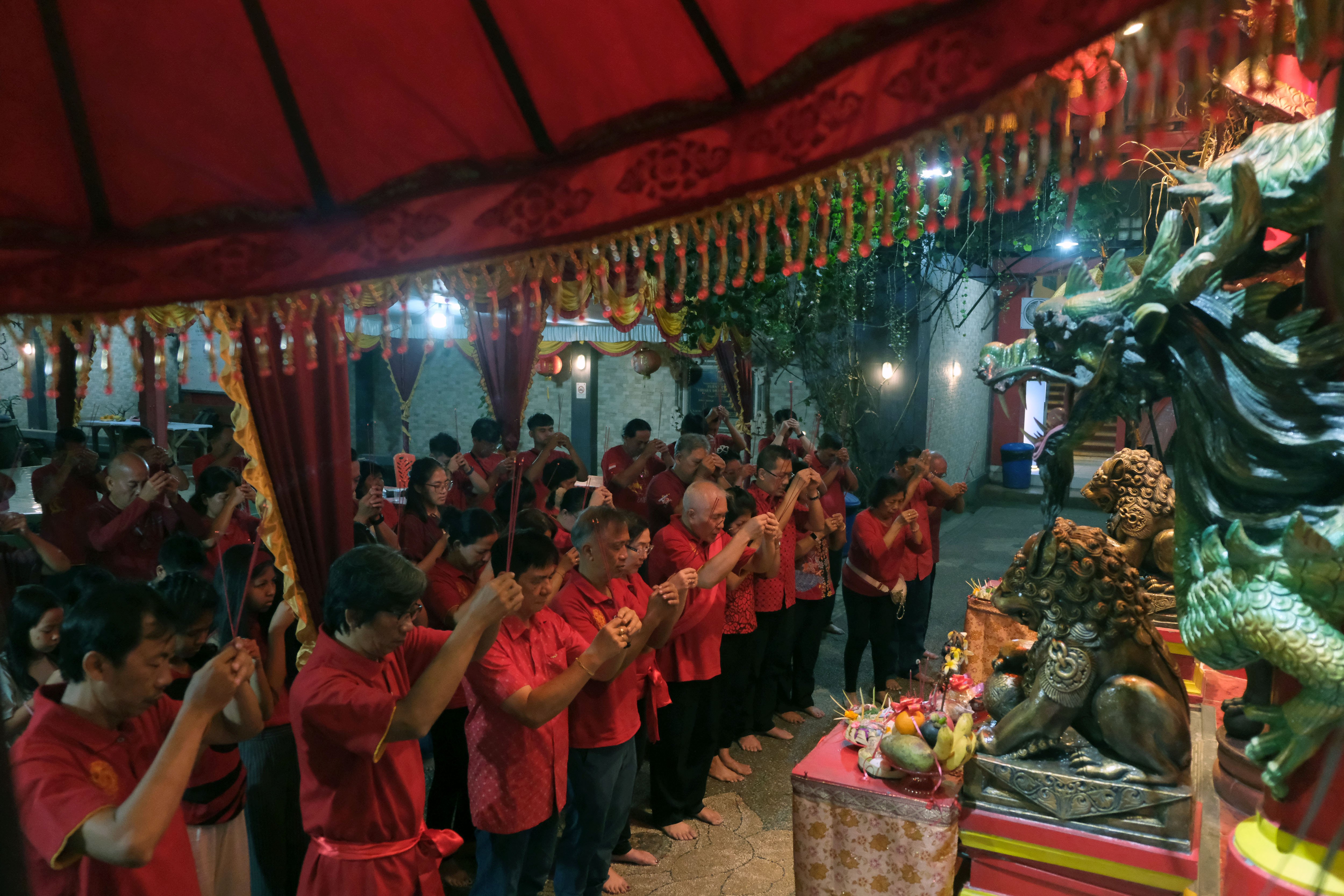 Warga keturunan Tionghoa melaksanakan persembahyangan pembuka Tahun Baru Imlek di Vihara Dharma Cattra, Tabanan, Bali, Rabu (29/1/2025). Persembahyangan tersebut digelar pada pukul 00.15 Wita dengan menyalakan lilin berukuran besar sebagai simbol penerangan kehidupan untuk merayakan Tahun Baru Imlek 2576 Kongzili.
