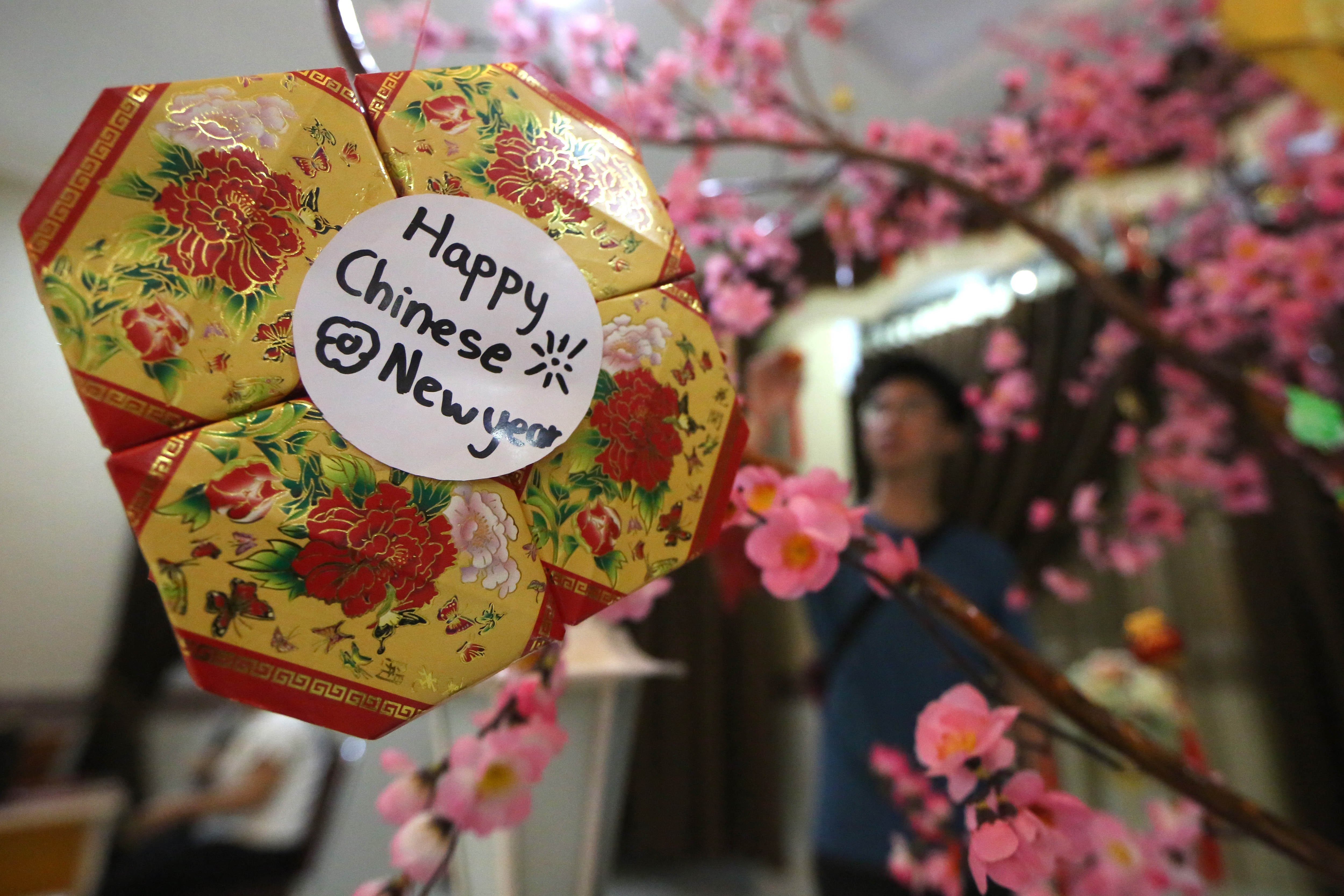 Pengurus rumah ibadah menyiapkan dekorasi untuk perayaan pergantian tahun baru Cina (imlek) di Wihara Sakyamuni, Banda Aceh, Aceh, Selasa (28/1/2025). Warga keturunan Tionghoa yang berdomisili di Provinsi Aceh merayakan imlek 2576 Kongzili yang dipusatkan di rumah ibadah untuk memohon kedamaian, kesejahteraan, kemakmuran dan diberikan kesehatan serta dijauhkan dari segala bencana. 