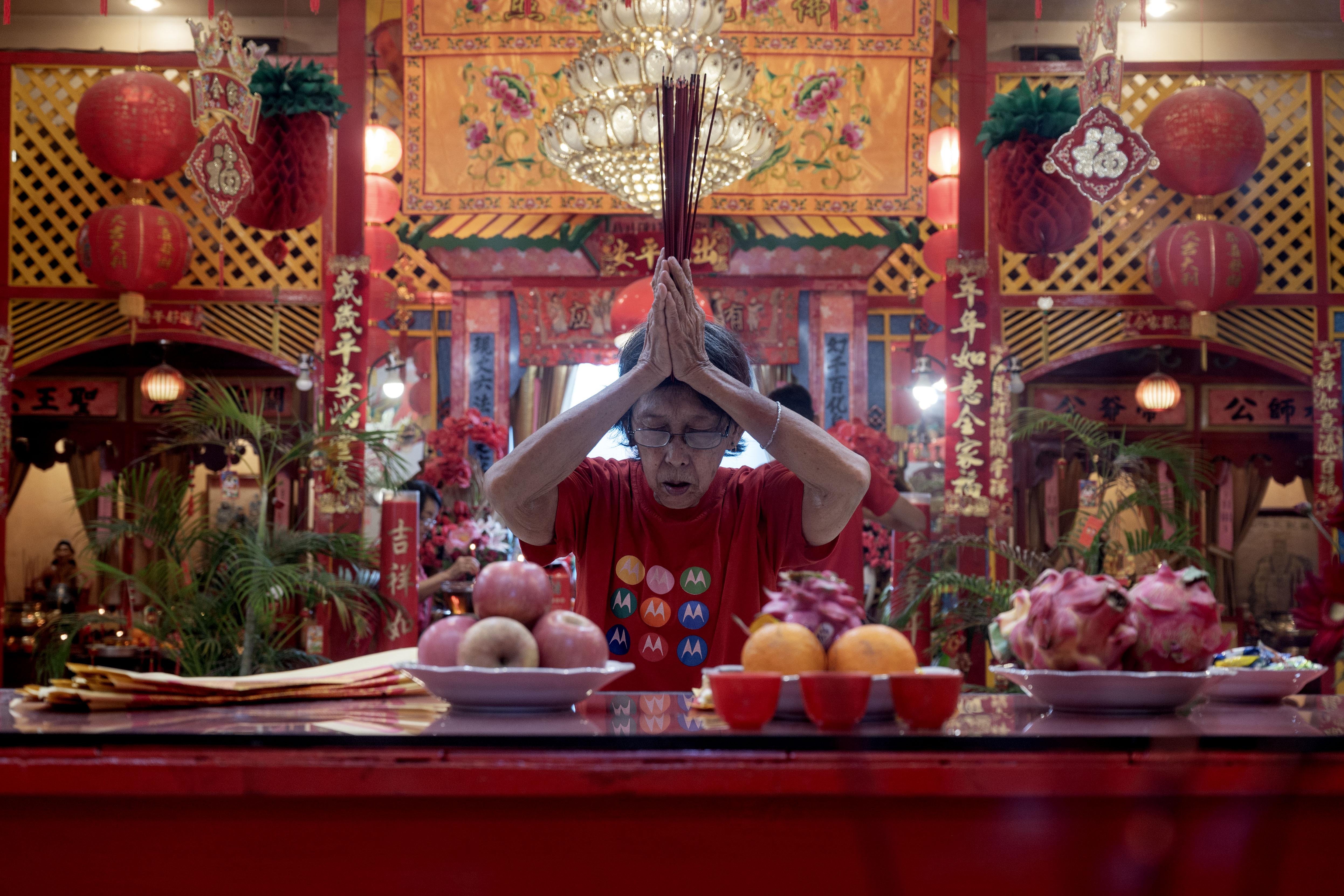 Warga keturunan Tionghoa melaksanakan sembahyang pergantian Tahun Baru Imlek 2576/2025 di Kelenteng Kwan Im Miau, Palu Sulawesi Tengah, Rabu (29/1/2025) dini hari. Ibadah malam pergantian Tahun Baru Imlek 2576 Kongzili tersebut sebagai ungkapan rasa syukur atas karunia yang telah didapatkan berharap agar diberikan keselamatan dan kehidupan yang lebih baik di Tahun Ular Kayu. 