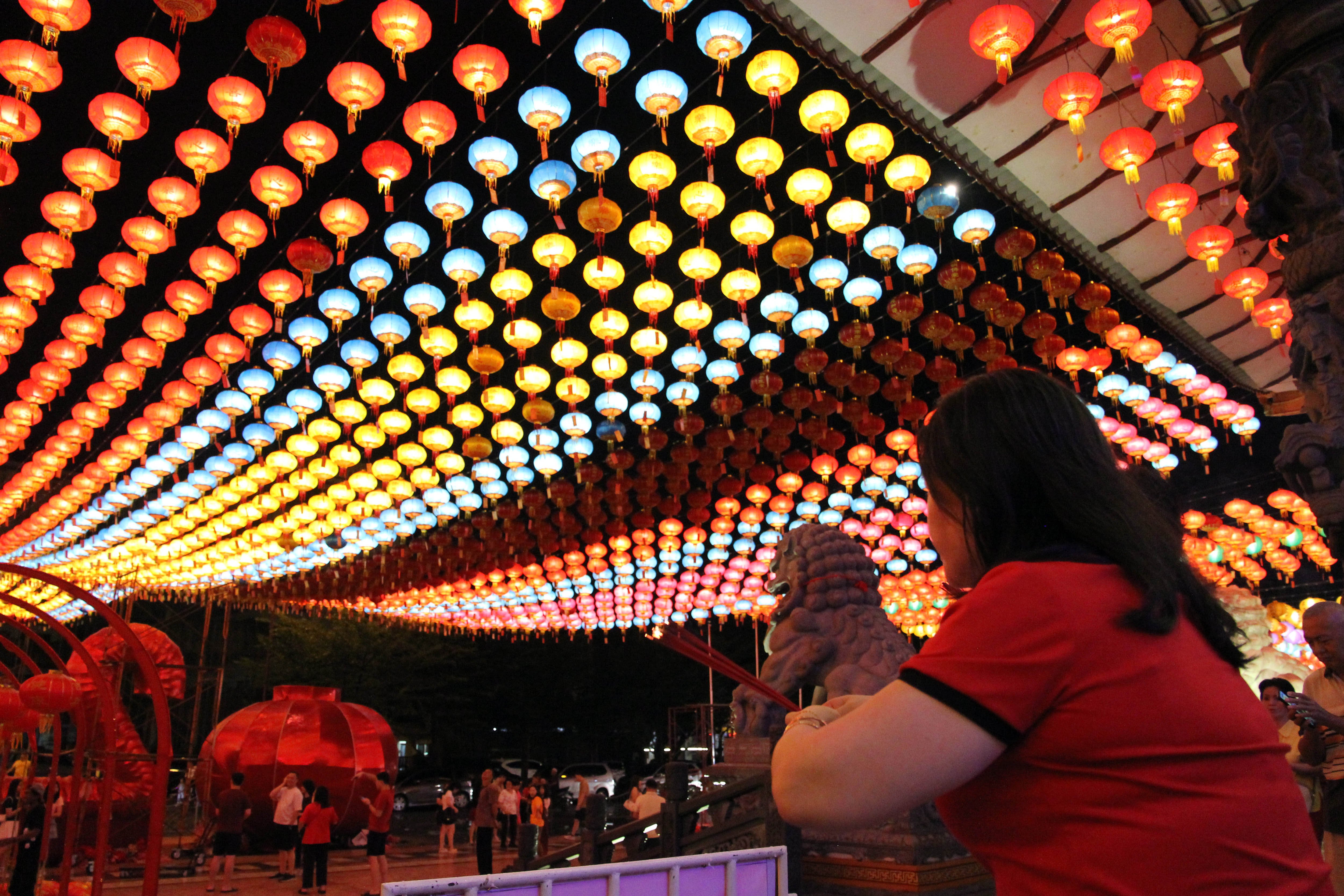 Warga keturunan Tionghoa melakukan prosesi sembahyang di Maha Wihara Maitreya, Kabupaten Deli Serdang, Sumatera Utara, Selasa (28/1/2025). Sembahyang malam Tahun Baru Imlek tersebut merupakan tradisi warga Tionghoa sebagai bentuk penghormatan kepada Tuhan atas segala rezeki dan keselamatan serta berharap kehidupan yang lebih baik lagi. 