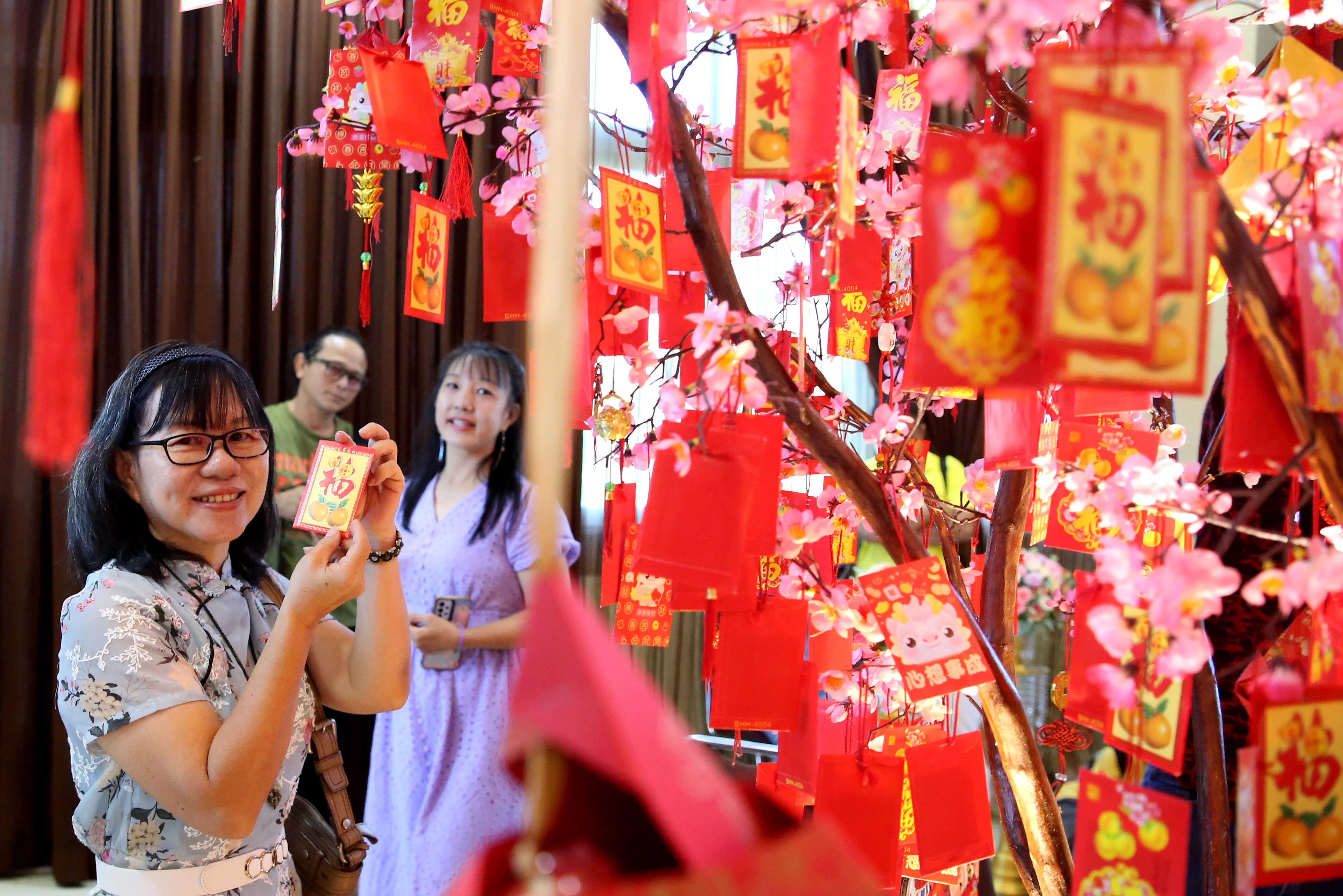 Warga keturunan Tionghoa memperlihatkan angpao yang diambilnya usai melaksanakan ibadah pada perayaan Tahun Baru Imlek 2576 Kongzili di Wihara Sakyamuni, Banda Aceh, Aceh, Rabu (29/1/2025). Tradisi angpao dengan memberi hadiah berupa uang dalam bungkusan berwarna merah tersebut sebagai wujud kebersamaan, penghormatan dan kasih sayang.