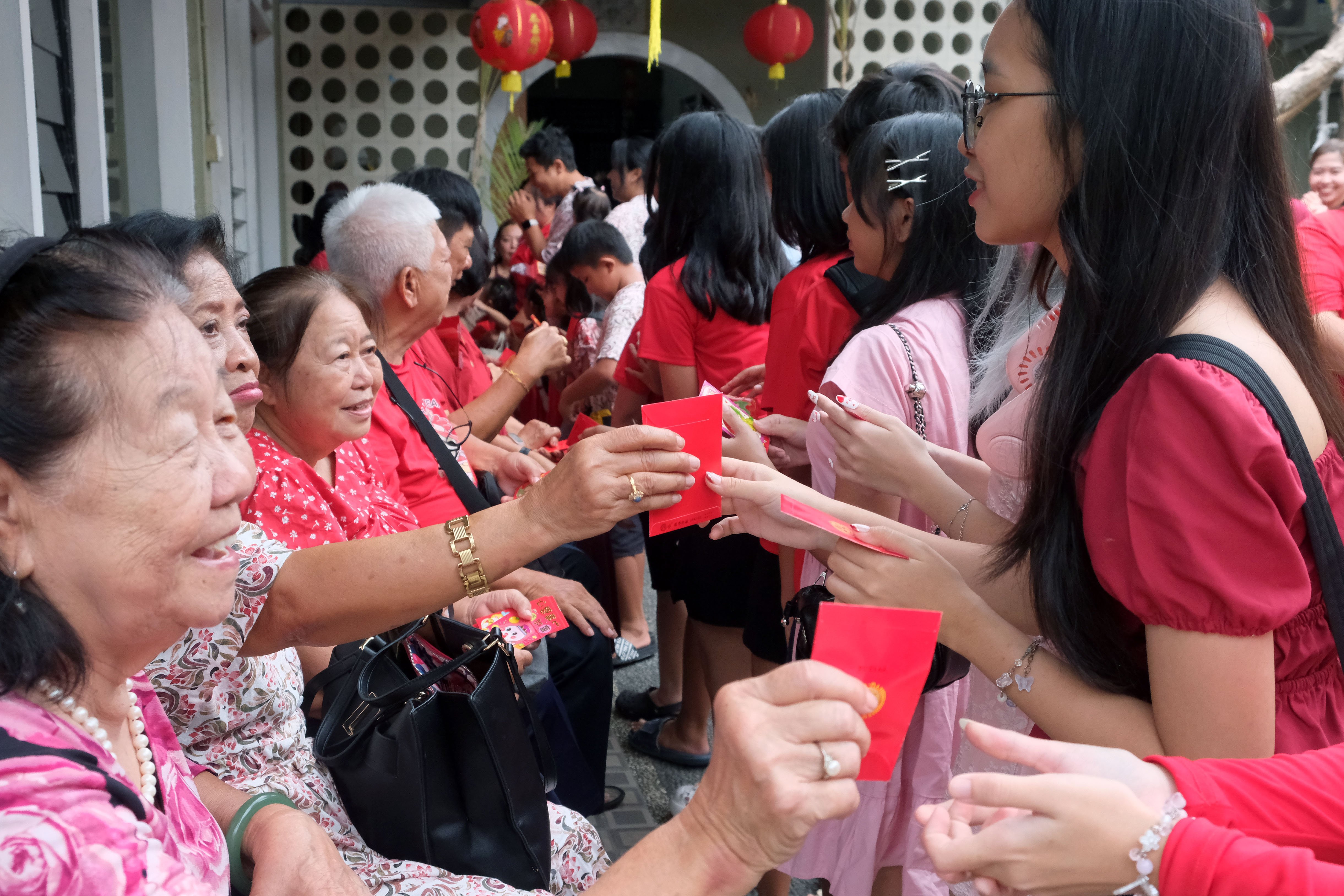 Warga keturunan Tionghoa membagikan angpao kepada keluarganya saat tradisi berbagi angpao di Tabanan, Bali, Rabu (29/1/2025). Kegiatan yang digelar keluarga besar marga Kho tersebut merupakan ajang silaturahmi guna mempererat hubungan persaudaraan dan sebagai wujud bakti kepada leluhur dalam perayaan Tahun Baru Imlek 2576 Kongzili.