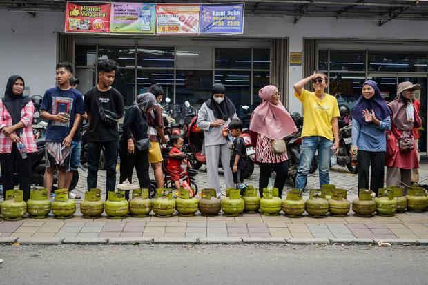 Sejumlah warga mengantre untuk mendapatkan gas elpiji tiga kilogram di Cibodas, Kota Tangerang, Banten, Senin (3/2/2025). Warga setempat mengeluhkan sulitnya mendapatkan elpiji tiga kilogram dalam beberapa hari terakhir dampak dari kebijakan baru yang melarang penjualan gas subsidi tersebut di tingkat pengecer dan mengharuskan membeli di pangkalan resmi.