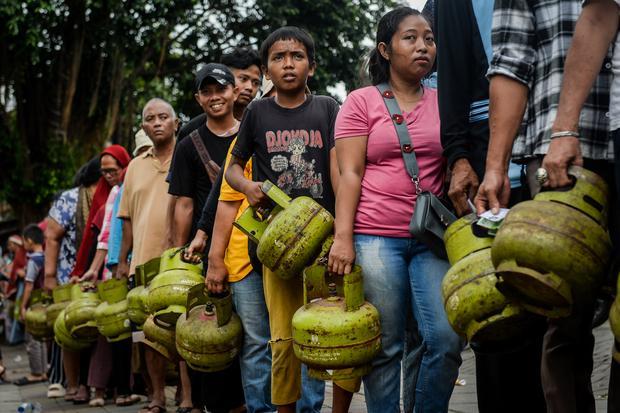 Sejumlah warga mengantre untuk mendapatkan gas elpiji tiga kilogram di Cibodas, Kota Tangerang, Banten, Senin (3/2/2025). Warga setempat mengeluhkan sulitnya mendapatkan elpiji tiga kilogram dalam beberapa hari terakhir dampak dari kebijakan baru yang melarang penjualan gas subsidi tersebut di tingkat pengecer dan mengharuskan membeli di pangkalan resmi.