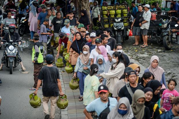 Sejumlah warga mengantre untuk mendapatkan gas elpiji tiga kilogram di Cibodas, Kota Tangerang, Banten, Senin (3/2/2025). Warga setempat mengeluhkan sulitnya mendapatkan elpiji tiga kilogram dalam beberapa hari terakhir dampak dari kebijakan baru yang melarang penjualan gas subsidi tersebut di tingkat pengecer dan mengharuskan membeli di pangkalan resmi.