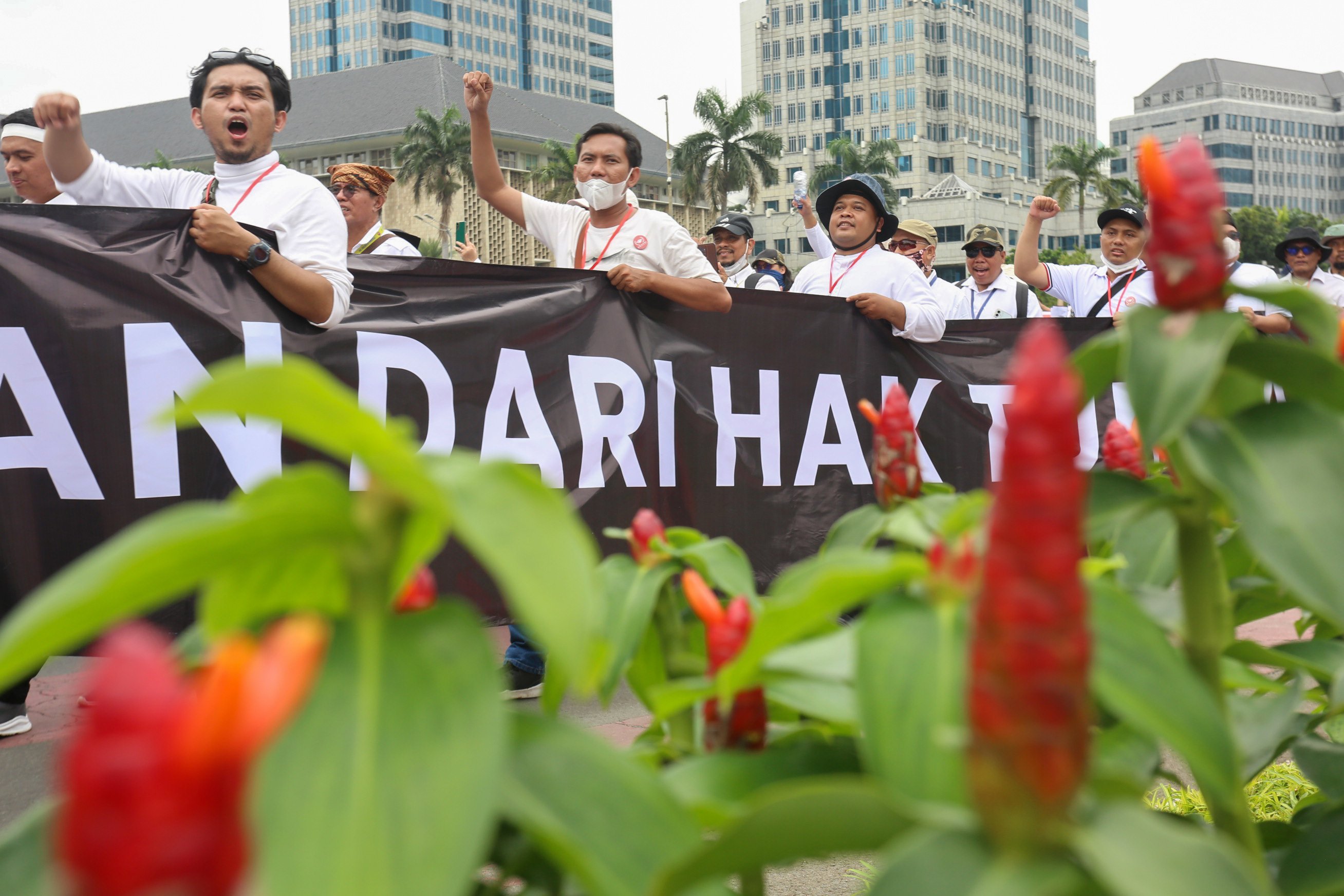 Sejumlah dosen yang tergabung dalam Aliansi Dosen ASN Kemdiktisaintek Seluruh Indonesia (ADAKSI) menggelar aksi demonstrasi di kawasan Patung Kuda, Jakarta, Senin (3/2/2024). Dalam aksinya tersebut mereka menuntut kepada pemerintah untuk membayarkan tunjangan kinerja (Tukin) bagi dosen ASN di bawah Kemdiktisaintek yang belum dibayarkan sejak tahun 2020 hingga 2024.