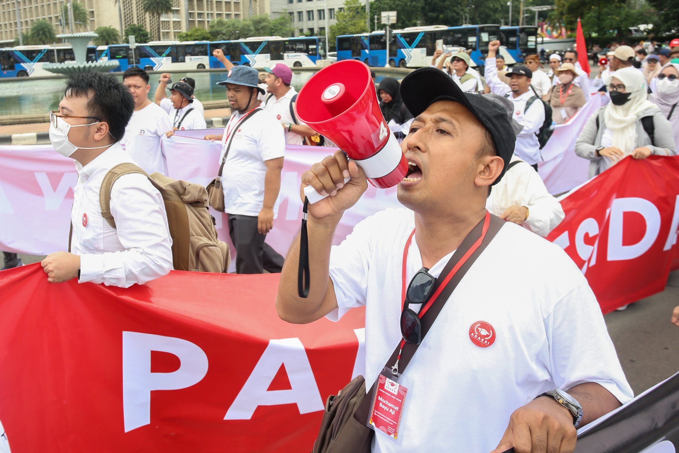 Sejumlah dosen yang tergabung dalam Aliansi Dosen ASN Kemdiktisaintek Seluruh Indonesia (ADAKSI) menggelar aksi demonstrasi di kawasan Patung Kuda, Jakarta, Senin (3/2/2024). Dalam aksinya tersebut mereka menuntut kepada pemerintah untuk membayarkan tunjangan kinerja (Tukin) bagi dosen ASN di bawah Kemdiktisaintek yang belum dibayarkan sejak tahun 2020 hingga 2024.