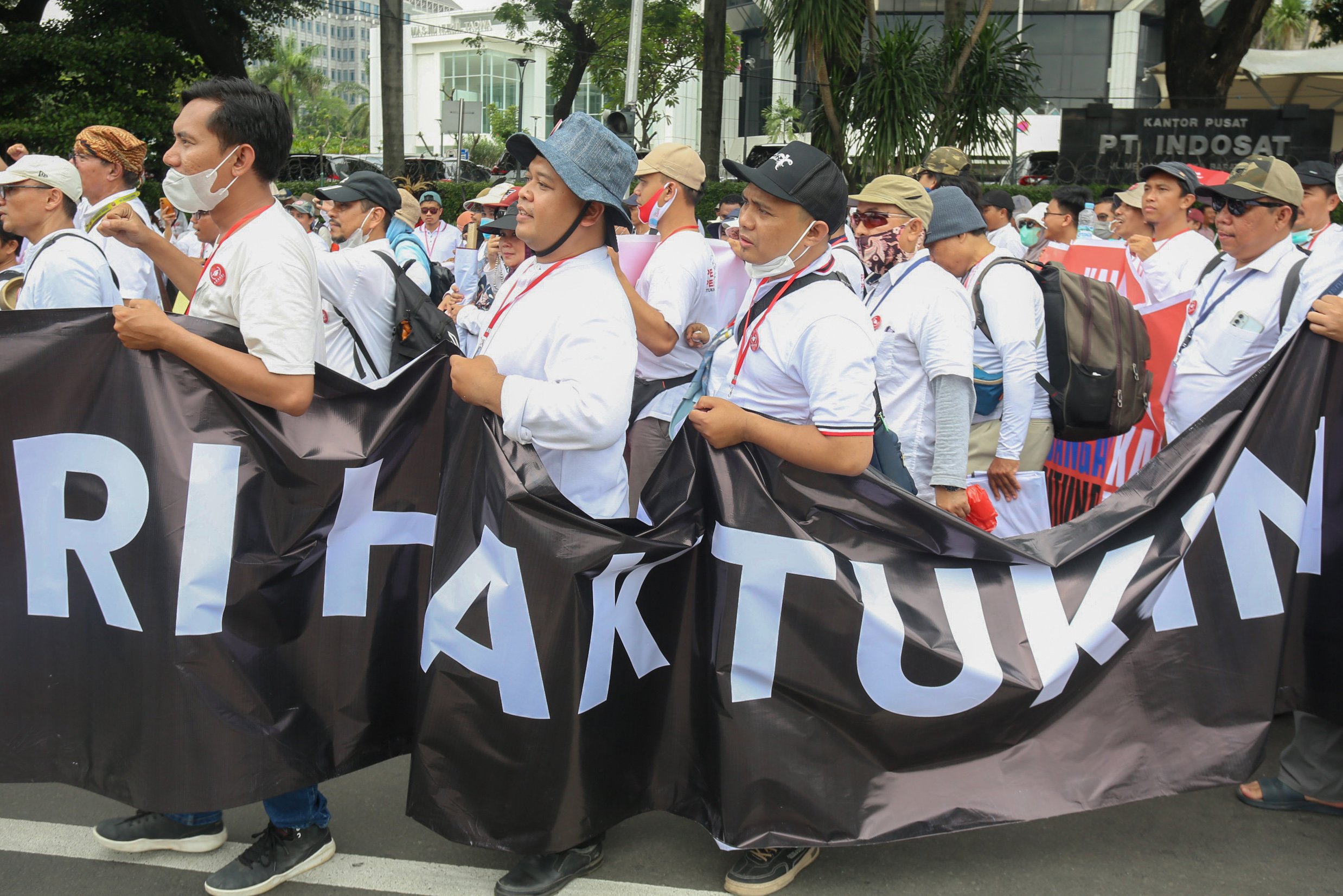 Sejumlah dosen yang tergabung dalam Aliansi Dosen ASN Kemdiktisaintek Seluruh Indonesia (ADAKSI) menggelar aksi demonstrasi di kawasan Patung Kuda, Jakarta, Senin (3/2/2024). Dalam aksinya tersebut mereka menuntut kepada pemerintah untuk membayarkan tunjangan kinerja (Tukin) bagi dosen ASN di bawah Kemdiktisaintek yang belum dibayarkan sejak tahun 2020 hingga 2024.