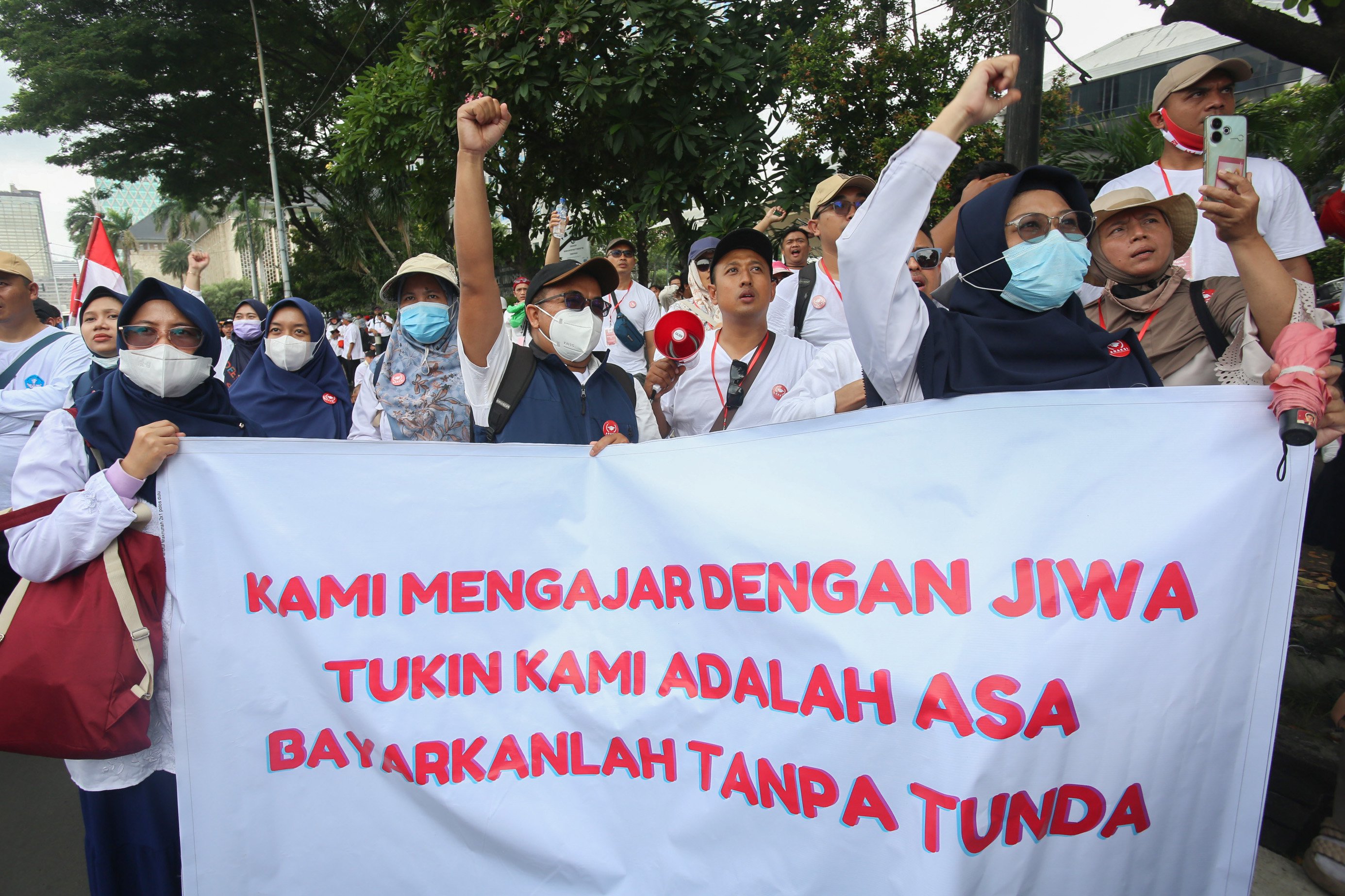 Sejumlah dosen yang tergabung dalam Aliansi Dosen ASN Kemdiktisaintek Seluruh Indonesia (ADAKSI) menggelar aksi demonstrasi di kawasan Patung Kuda, Jakarta, Senin (3/2/2024). Dalam aksinya tersebut mereka menuntut kepada pemerintah untuk membayarkan tunjangan kinerja (Tukin) bagi dosen ASN di bawah Kemdiktisaintek yang belum dibayarkan sejak tahun 2020 hingga 2024.