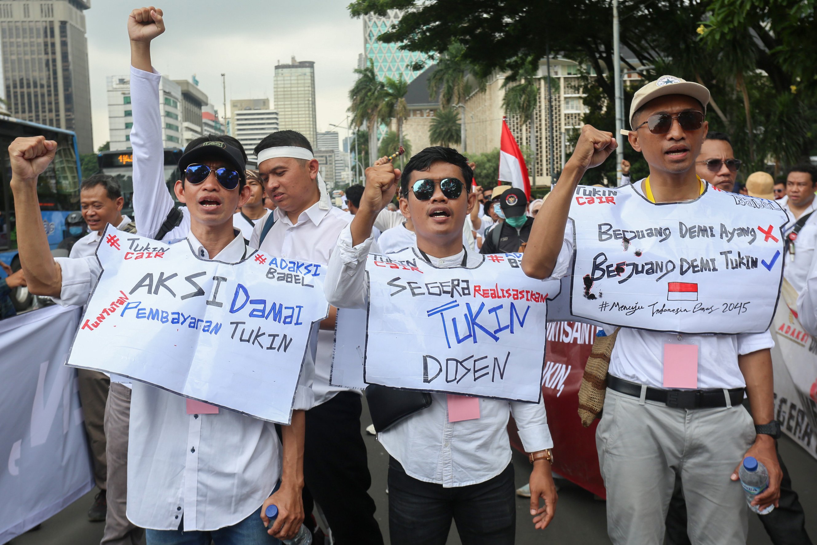 Sejumlah dosen yang tergabung dalam Aliansi Dosen ASN Kemdiktisaintek Seluruh Indonesia (ADAKSI) menggelar aksi demonstrasi di kawasan Patung Kuda, Jakarta, Senin (3/2/2024). Dalam aksinya tersebut mereka menuntut kepada pemerintah untuk membayarkan tunjangan kinerja (Tukin) bagi dosen ASN di bawah Kemdiktisaintek yang belum dibayarkan sejak tahun 2020 hingga 2024.