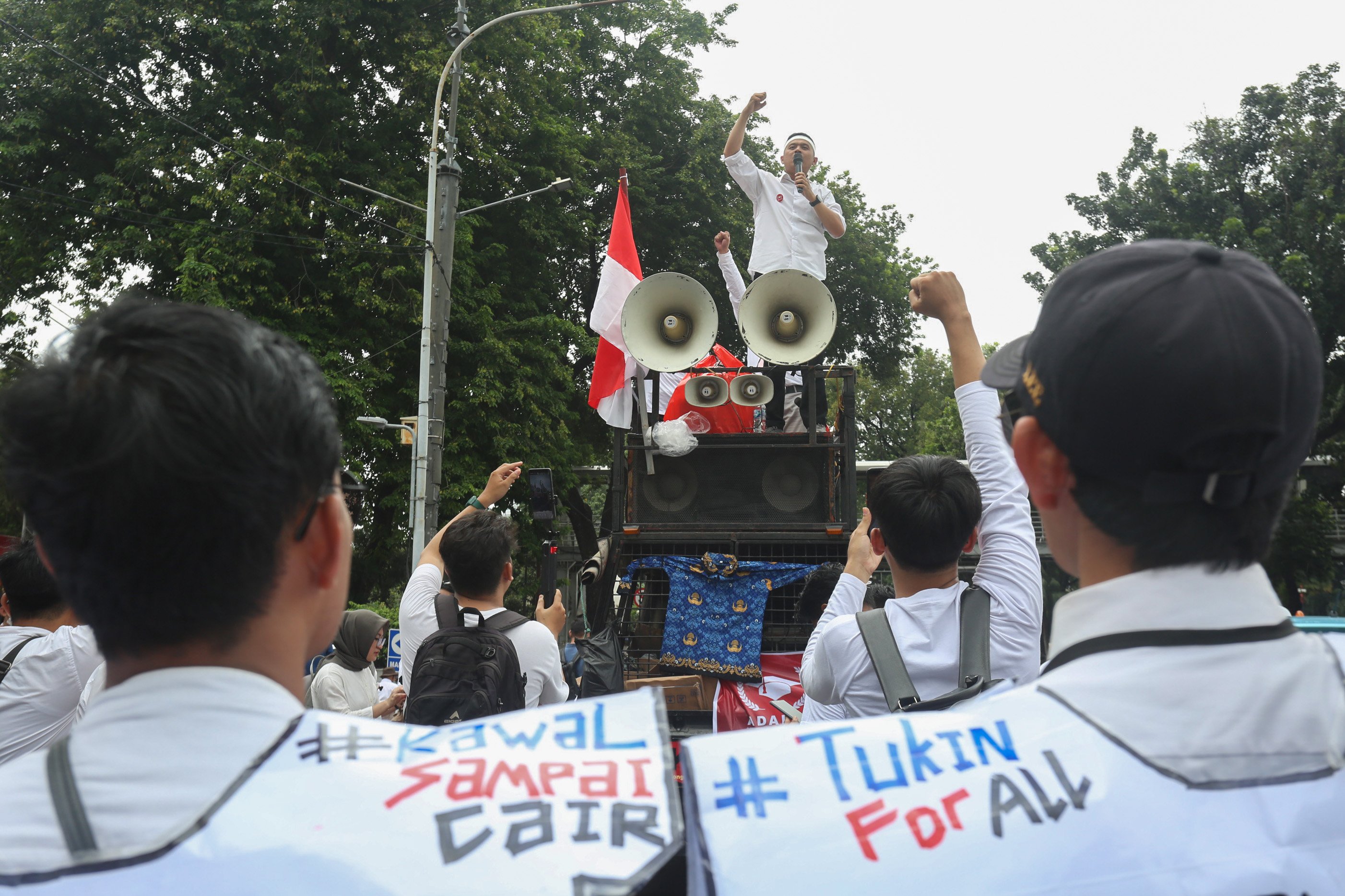 Sejumlah dosen yang tergabung dalam Aliansi Dosen ASN Kemdiktisaintek Seluruh Indonesia (ADAKSI) menggelar aksi demonstrasi di kawasan Patung Kuda, Jakarta, Senin (3/2/2024). Dalam aksinya tersebut mereka menuntut kepada pemerintah untuk membayarkan tunjangan kinerja (Tukin) bagi dosen ASN di bawah Kemdiktisaintek yang belum dibayarkan sejak tahun 2020 hingga 2024.