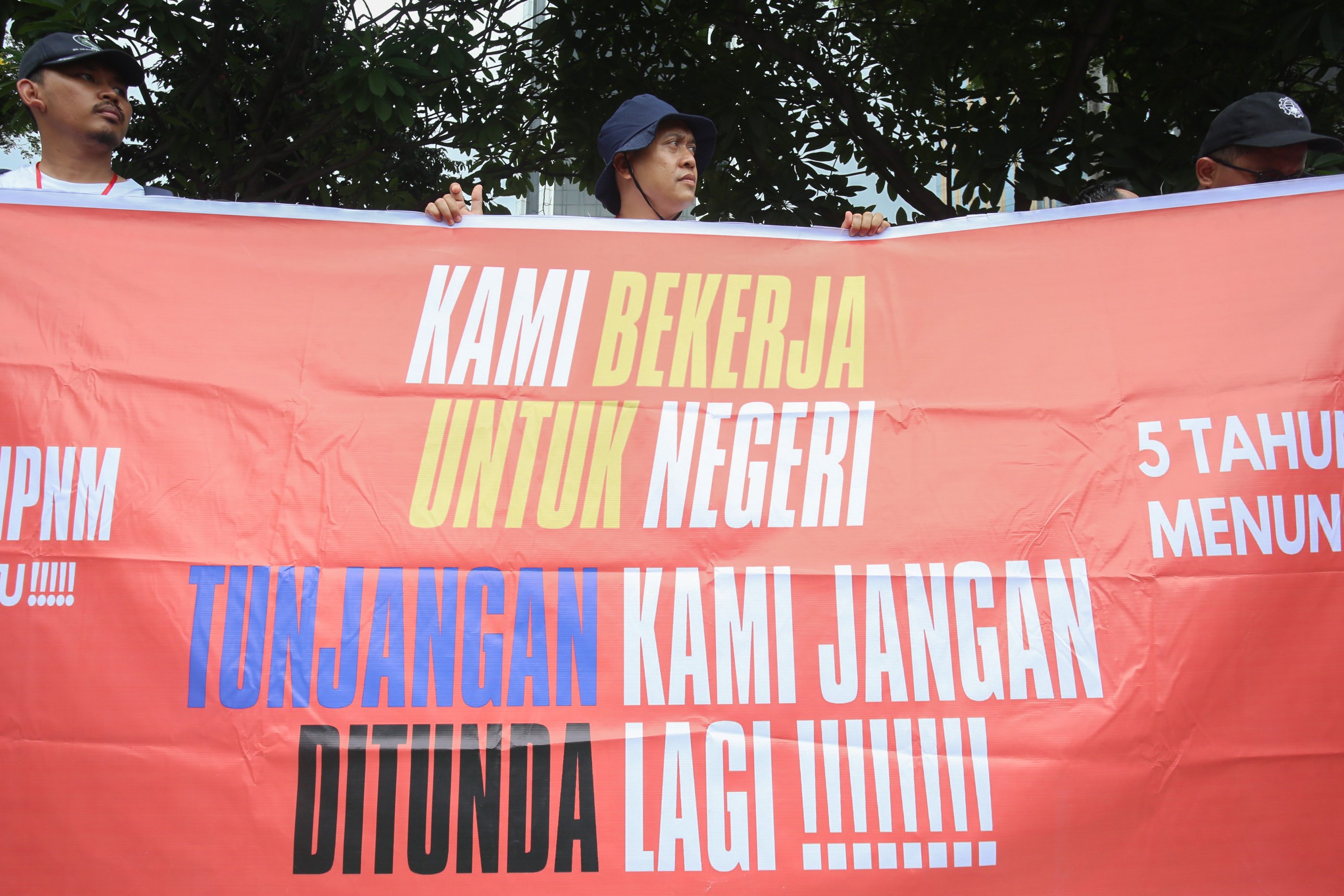 Sejumlah dosen yang tergabung dalam Aliansi Dosen ASN Kemdiktisaintek Seluruh Indonesia (ADAKSI) menggelar aksi demonstrasi di kawasan Patung Kuda, Jakarta, Senin (3/2/2024). Dalam aksinya tersebut mereka menuntut kepada pemerintah untuk membayarkan tunjangan kinerja (Tukin) bagi dosen ASN di bawah Kemdiktisaintek yang belum dibayarkan sejak tahun 2020 hingga 2024.