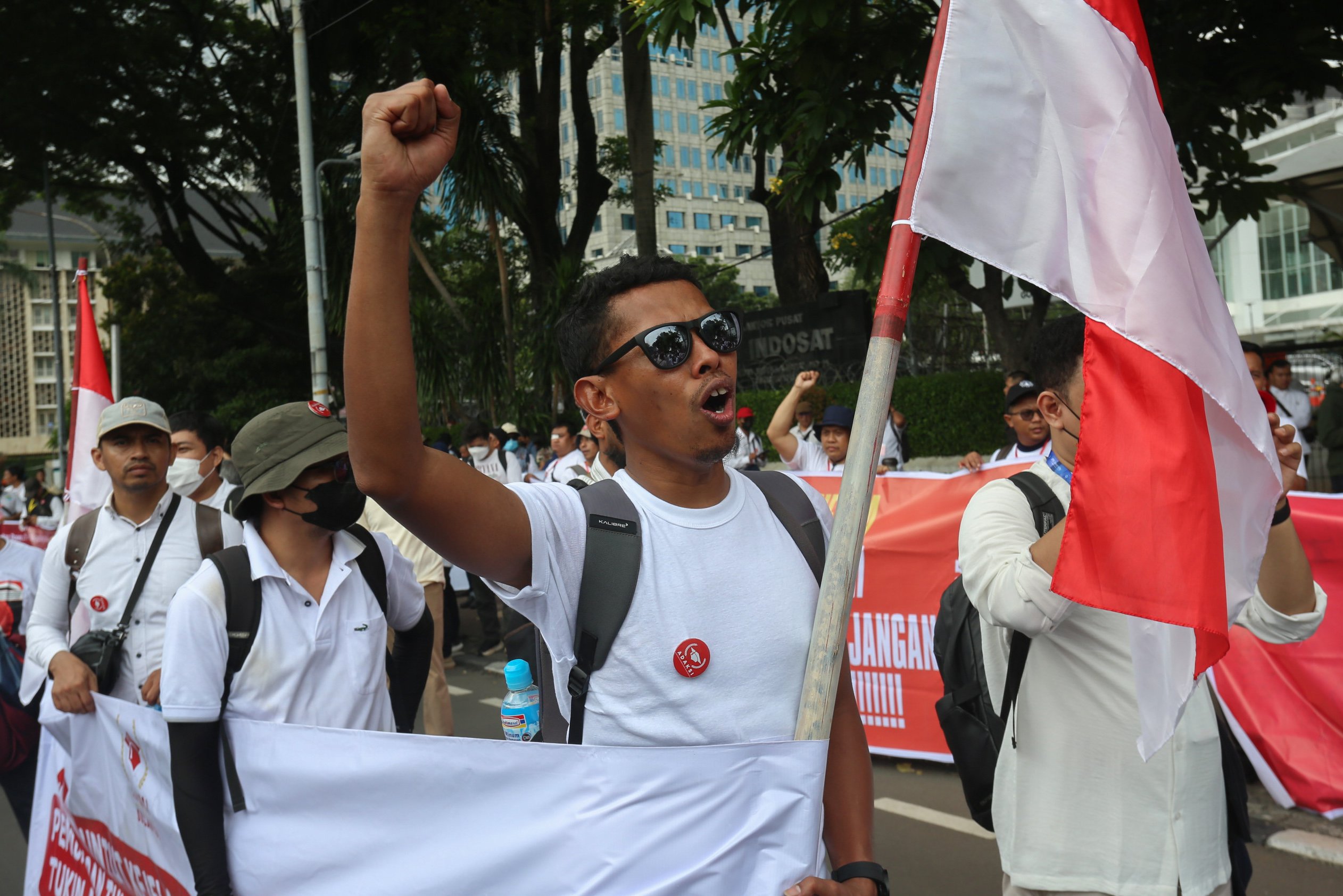 Sejumlah dosen yang tergabung dalam Aliansi Dosen ASN Kemdiktisaintek Seluruh Indonesia (ADAKSI) menggelar aksi demonstrasi di kawasan Patung Kuda, Jakarta, Senin (3/2/2024). Dalam aksinya tersebut mereka menuntut kepada pemerintah untuk membayarkan tunjangan kinerja (Tukin) bagi dosen ASN di bawah Kemdiktisaintek yang belum dibayarkan sejak tahun 2020 hingga 2024.