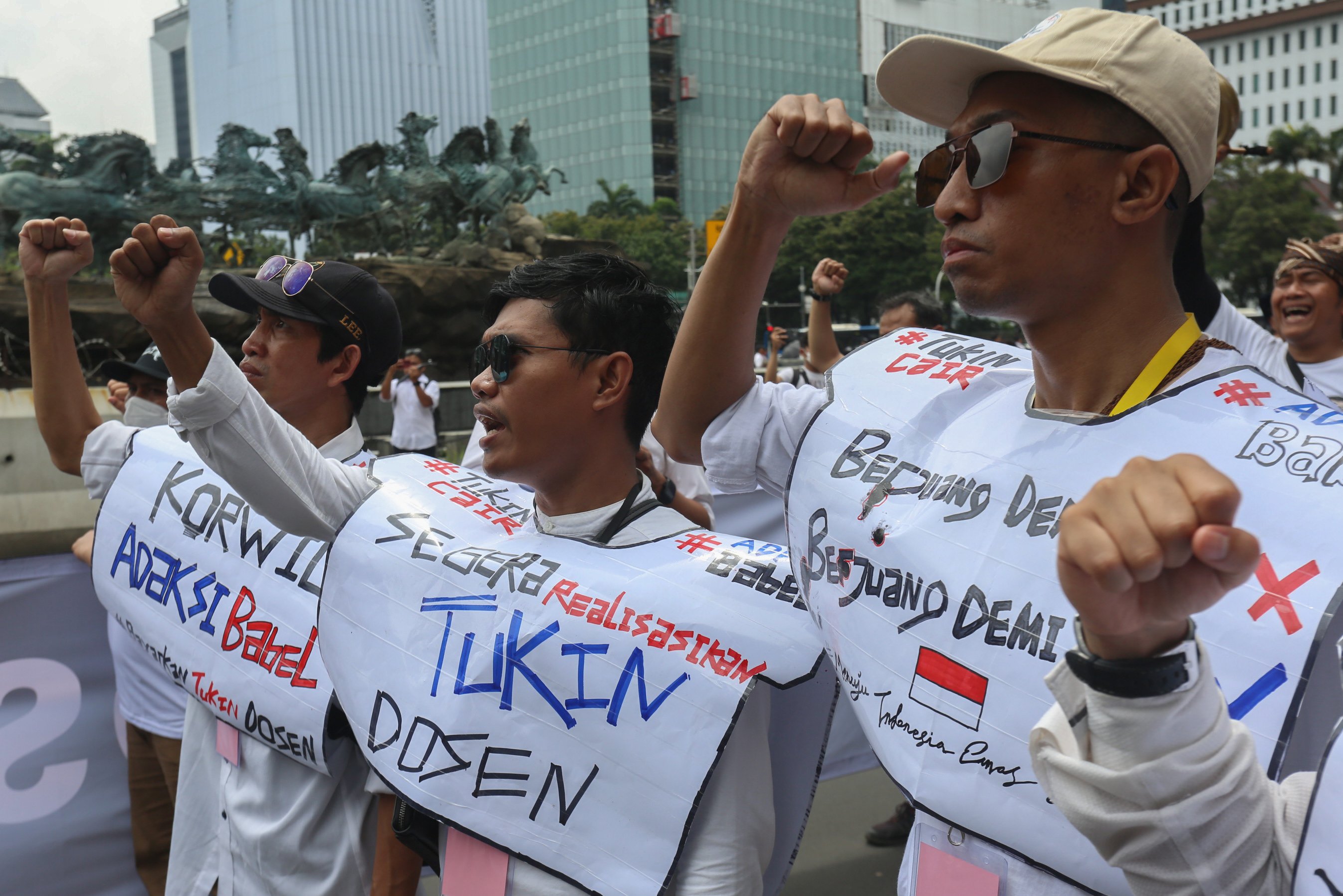 Sejumlah dosen yang tergabung dalam Aliansi Dosen ASN Kemdiktisaintek Seluruh Indonesia (ADAKSI) menggelar aksi demonstrasi di kawasan Patung Kuda, Jakarta, Senin (3/2/2024). Dalam aksinya tersebut mereka menuntut kepada pemerintah untuk membayarkan tunjangan kinerja (Tukin) bagi dosen ASN di bawah Kemdiktisaintek yang belum dibayarkan sejak tahun 2020 hingga 2024.