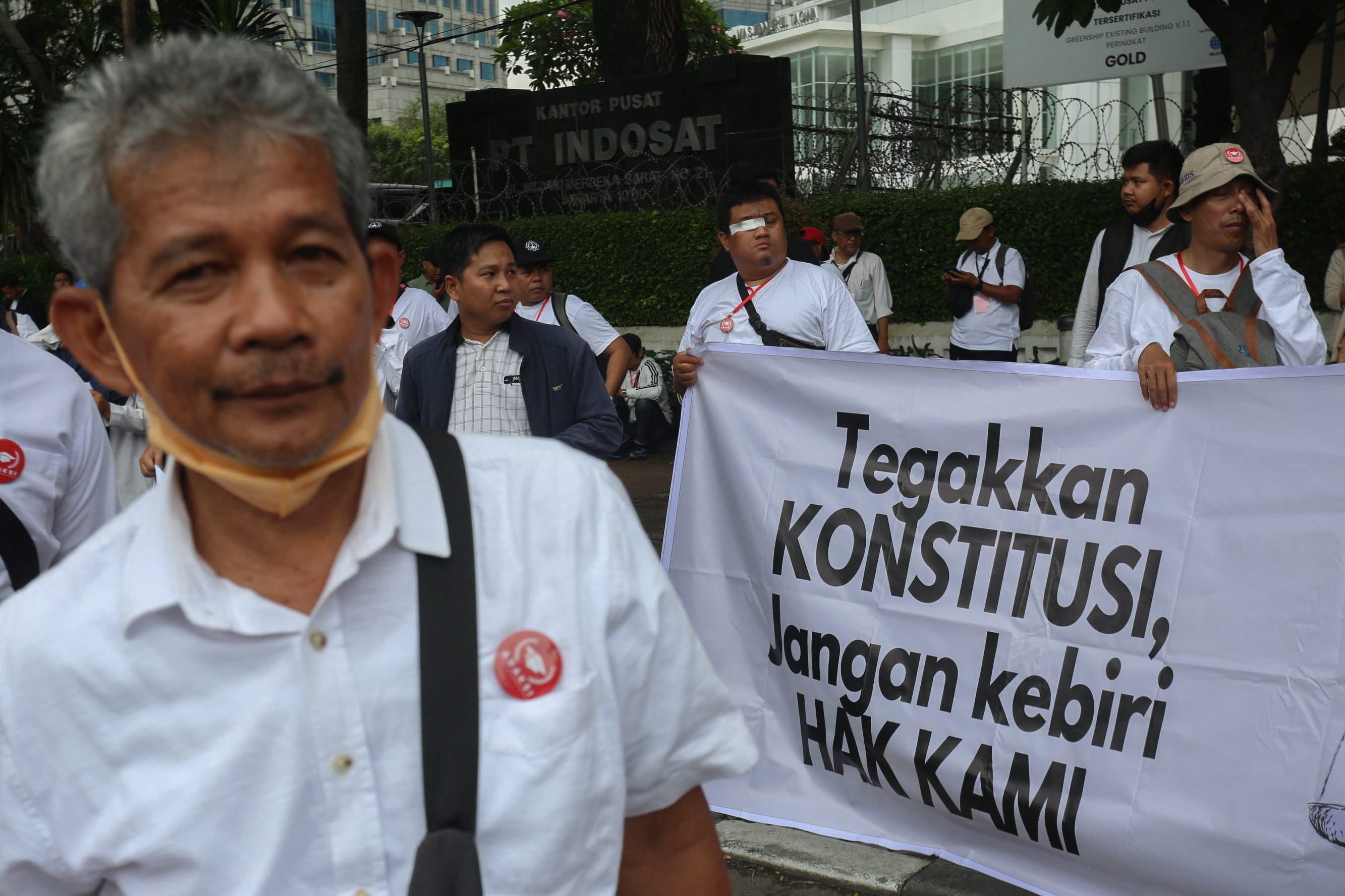Sejumlah dosen yang tergabung dalam Aliansi Dosen ASN Kemdiktisaintek Seluruh Indonesia (ADAKSI) menggelar aksi demonstrasi di kawasan Patung Kuda, Jakarta, Senin (3/2/2024). Dalam aksinya tersebut mereka menuntut kepada pemerintah untuk membayarkan tunjangan kinerja (Tukin) bagi dosen ASN di bawah Kemdiktisaintek yang belum dibayarkan sejak tahun 2020 hingga 2024.