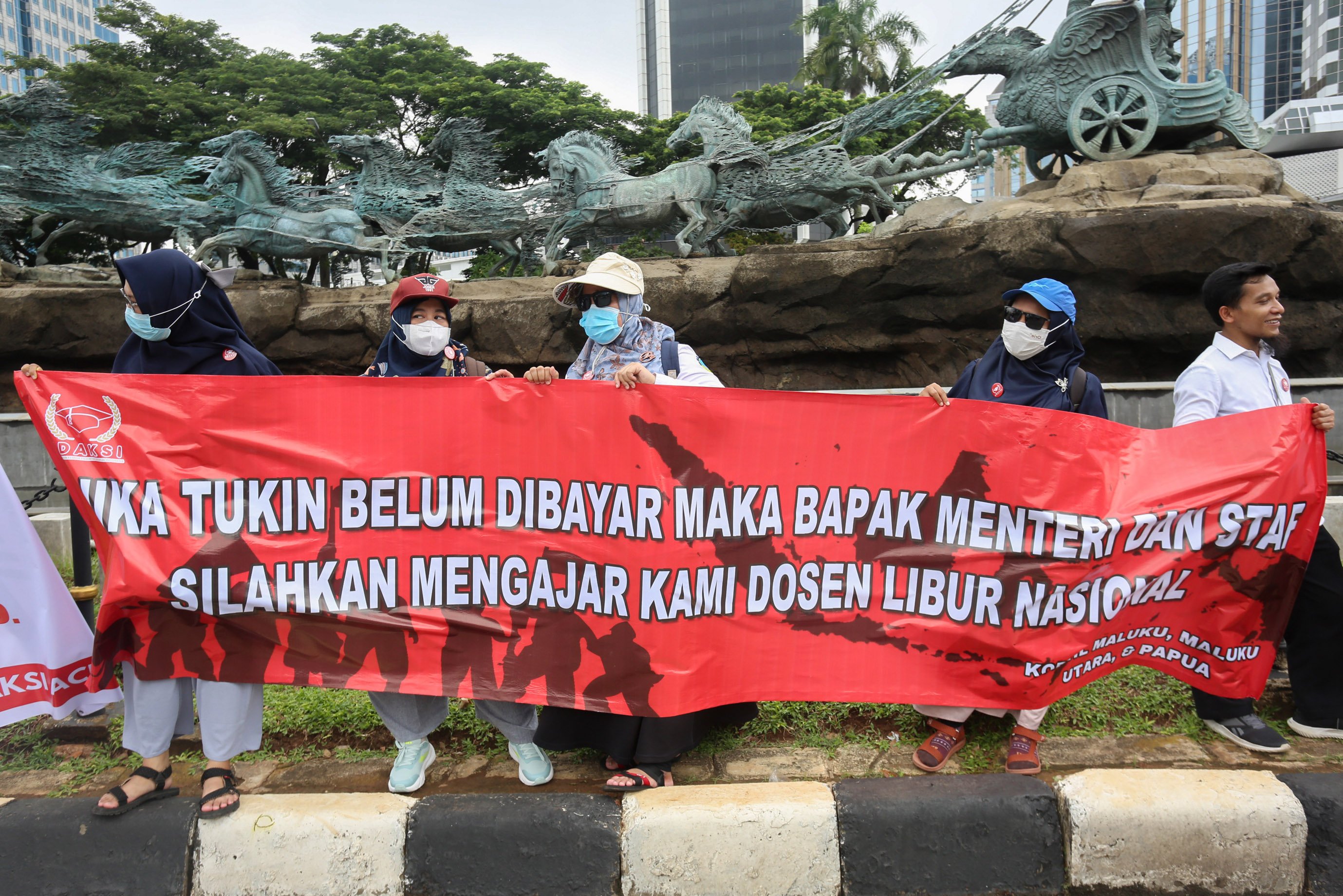 Sejumlah dosen yang tergabung dalam Aliansi Dosen ASN Kemdiktisaintek Seluruh Indonesia (ADAKSI) menggelar aksi demonstrasi di kawasan Patung Kuda, Jakarta, Senin (3/2/2024). Dalam aksinya tersebut mereka menuntut kepada pemerintah untuk membayarkan tunjangan kinerja (Tukin) bagi dosen ASN di bawah Kemdiktisaintek yang belum dibayarkan sejak tahun 2020 hingga 2024.