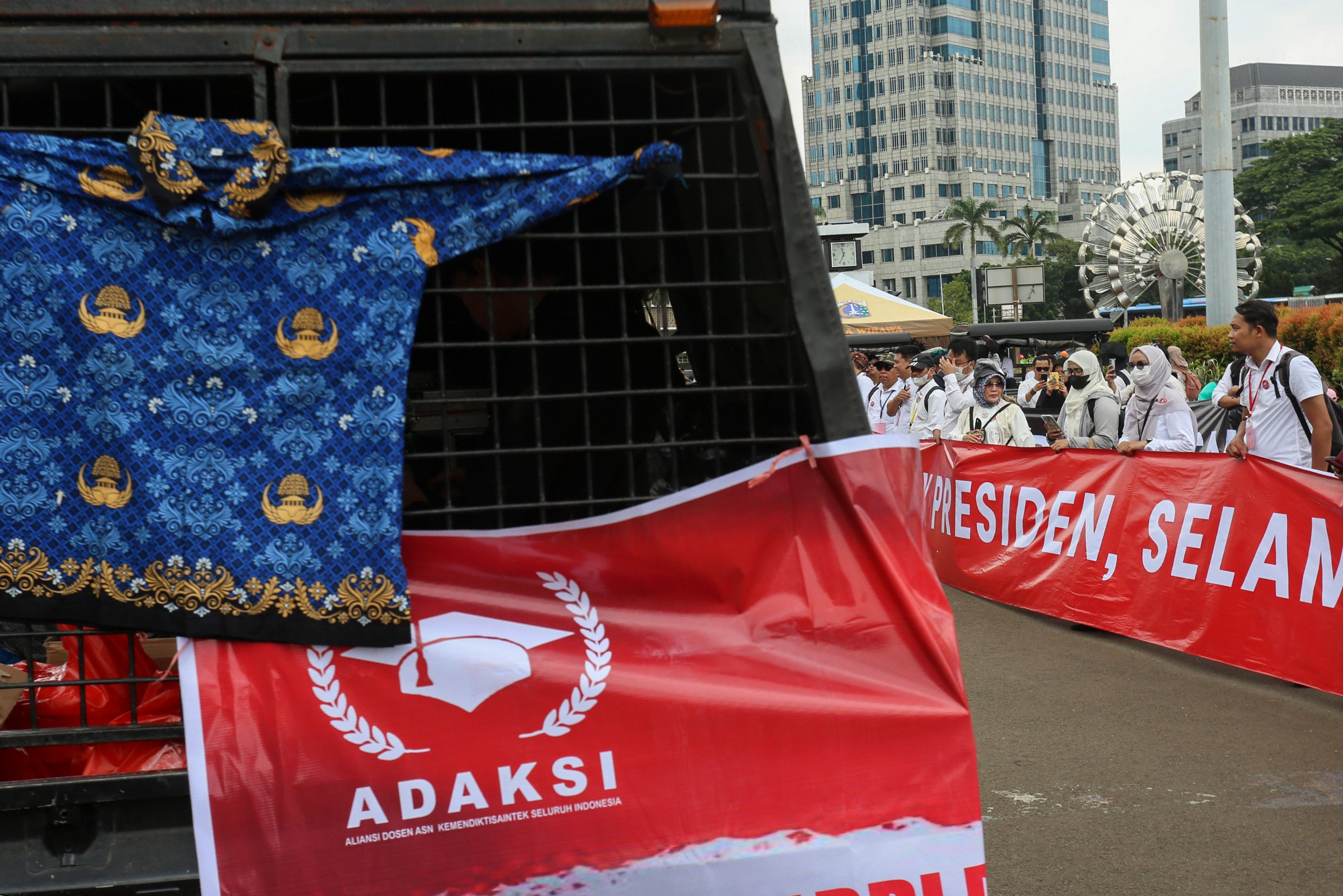 Dosen ASN Kemendiktisaintek Gelar Aksi Demo Tuntut Pembayaran TukinKatadata/Fauza SyahputraSejumlah dosen yang tergabung dalam Aliansi Dosen ASN Kemdiktisaintek Seluruh Indonesia (ADAKSI) menggelar aksi demonstrasi di kawasan Patung Kuda, Jakarta, Senin (3/2/2024). Dalam aksinya tersebut mereka menuntut kepada pemerintah untuk membayarkan tunjangan kinerja (Tukin) bagi dosen ASN di bawah Kemdiktisaintwk yang belum dibayarkan sejak tahun 2020 hingga 2024.