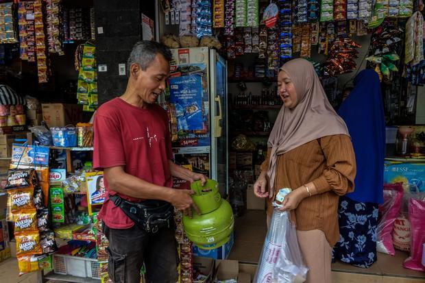 Pedagang eceran gas elpiji 3 kg melayani pembeli di Pasar Bangunharjo Manahan Solo, Jawa Tengah, Selasa (4/2/2025). Untuk mengatasi kesulitan akses elpiji 3 kg di masyarakat, pemerintah mengaktifkan kembali pengecer gas elpiji 3 kg yang ada untuk berjualan dan mendorong para pengecer dapat mendaftarkan diri sebagai subpangkalan resmi guna melindungi rakyat sebagai konsumen terakhir.