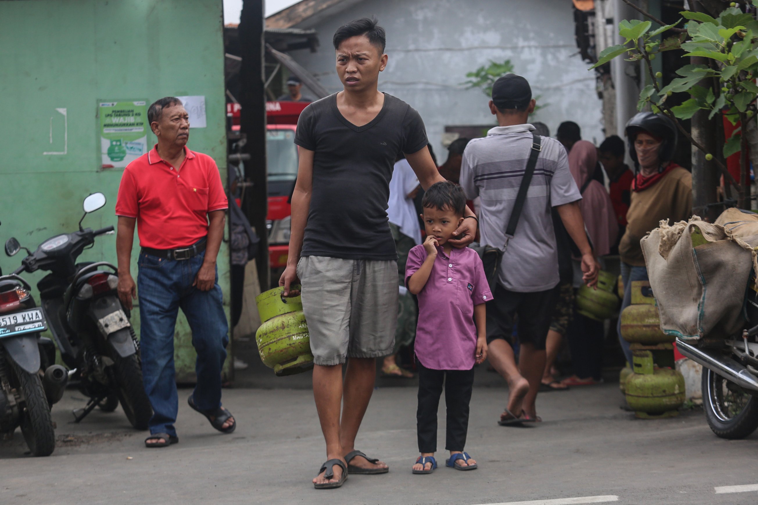 Warga membawa gas elpiji 3 kilogram yang telah dibeli di salah satu pangkalan gas elpiji di Kramat Jati, Jakarta Timur, Selasa (4/2/2025). Warga menuturkan sulitnya mendapatkan gas elpiji 3 kilogram dan harus mengantre panjang saat membeli di pangkalan resmi setelah pemerintah menetapkan gas elpiji 3 kilogram tidak bisa lagi dibeli di pengecer mulai 1 Februari 2025.