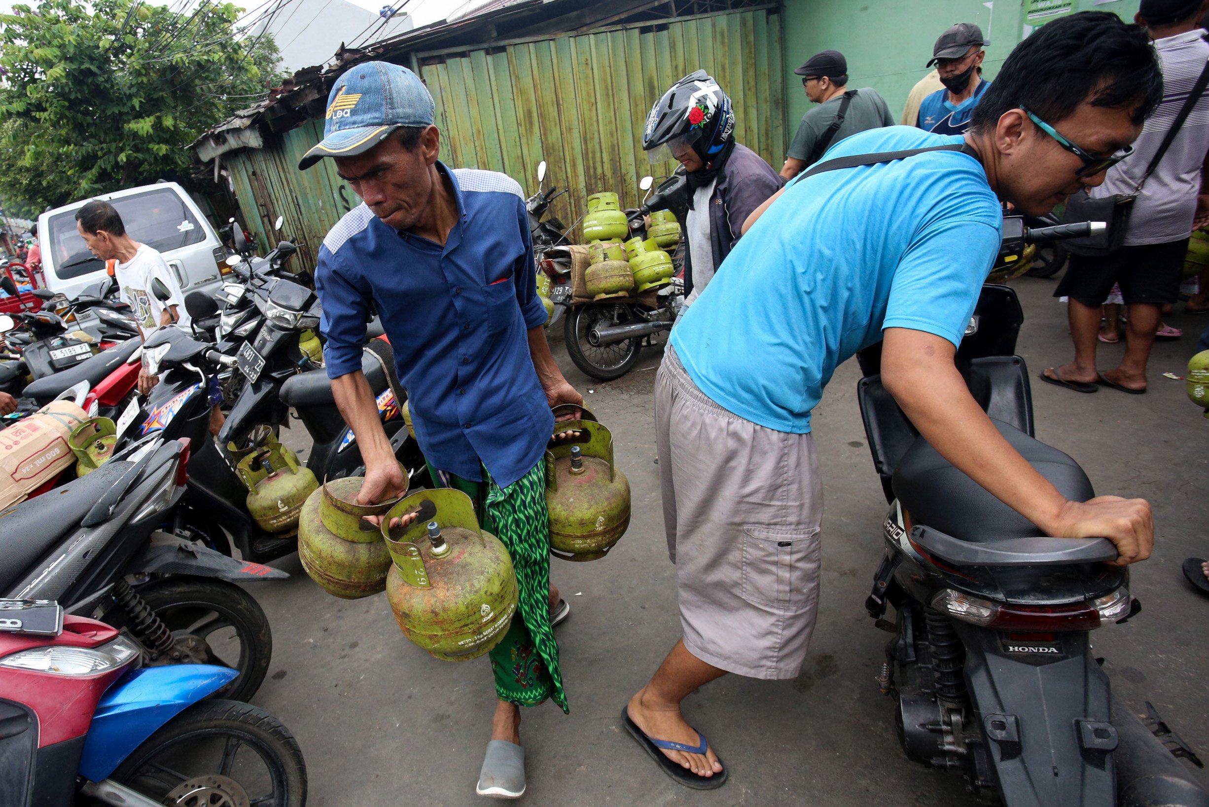 Warga membawa gas elpiji 3 kilogram yang telah dibeli di salah satu pangkalan gas elpiji di Kramat Jati, Jakarta Timur, Selasa (4/2/2025). Warga menuturkan sulitnya mendapatkan gas elpiji 3 kilogram dan harus mengantre panjang saat membeli di pangkalan resmi setelah pemerintah menetapkan gas elpiji 3 kilogram tidak bisa lagi dibeli di pengecer mulai 1 Februari 2025.