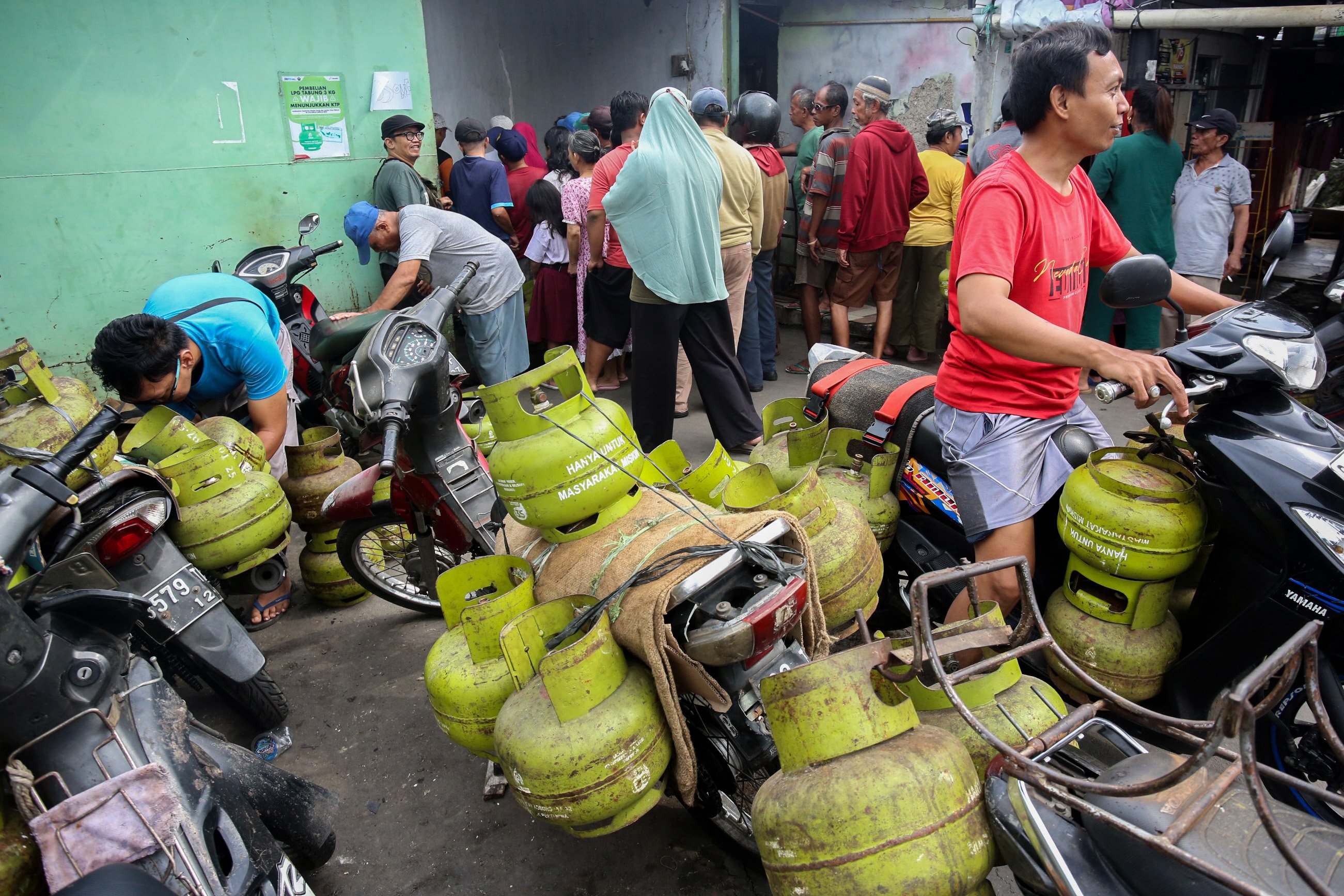 Warga membawa gas elpiji 3 kilogram yang telah dibeli di salah satu pangkalan gas elpiji di Kramat Jati, Jakarta Timur, Selasa (4/2/2025). Warga menuturkan sulitnya mendapatkan gas elpiji 3 kilogram dan harus mengantre panjang saat membeli di pangkalan resmi setelah pemerintah menetapkan gas elpiji 3 kilogram tidak bisa lagi dibeli di pengecer mulai 1 Februari 2025.