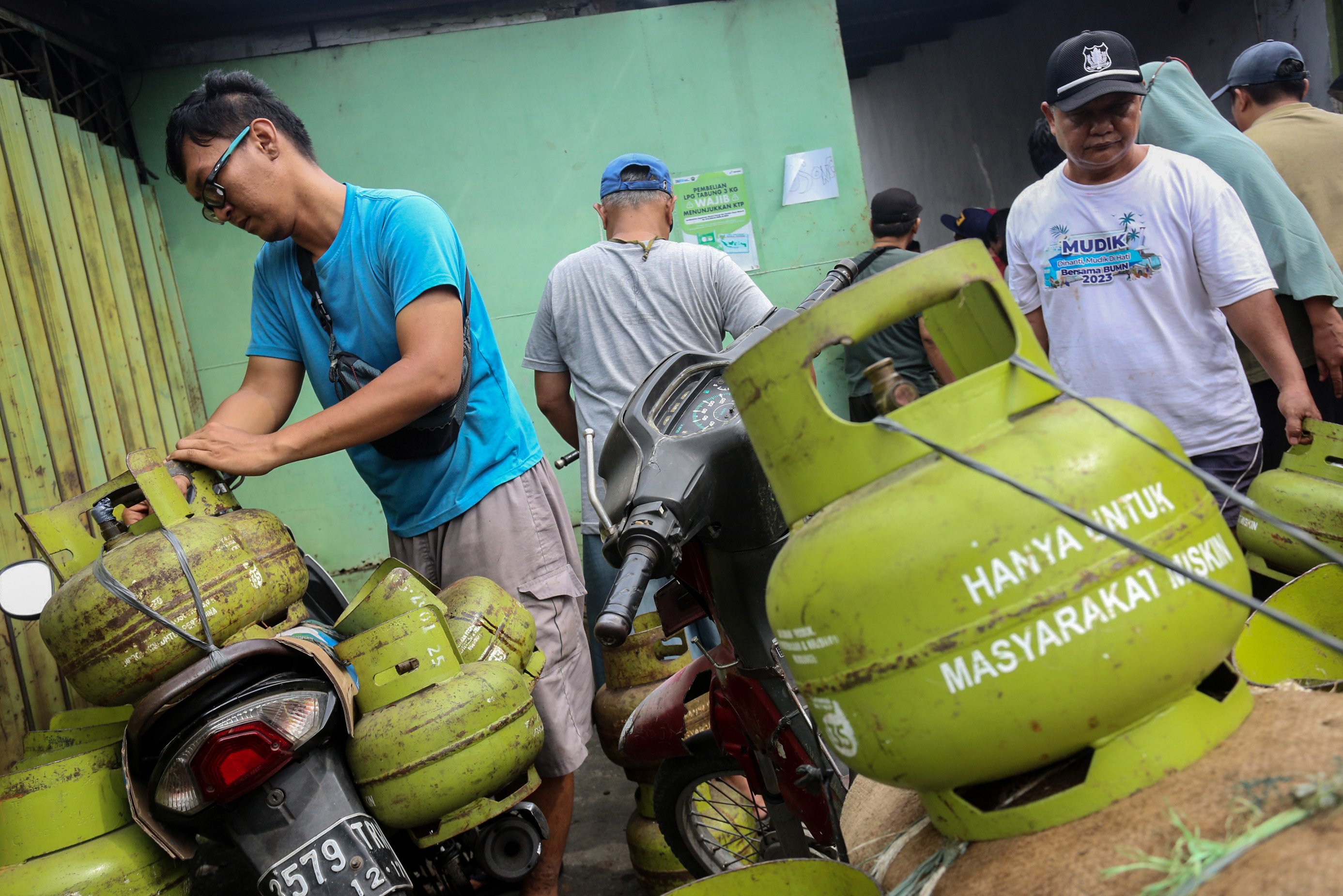 Warga membawa gas elpiji 3 kilogram yang telah dibeli di salah satu pangkalan gas elpiji di Kramat Jati, Jakarta Timur, Selasa (4/2/2025). Warga menuturkan sulitnya mendapatkan gas elpiji 3 kilogram dan harus mengantre panjang saat membeli di pangkalan resmi setelah pemerintah menetapkan gas elpiji 3 kilogram tidak bisa lagi dibeli di pengecer mulai 1 Februari 2025.