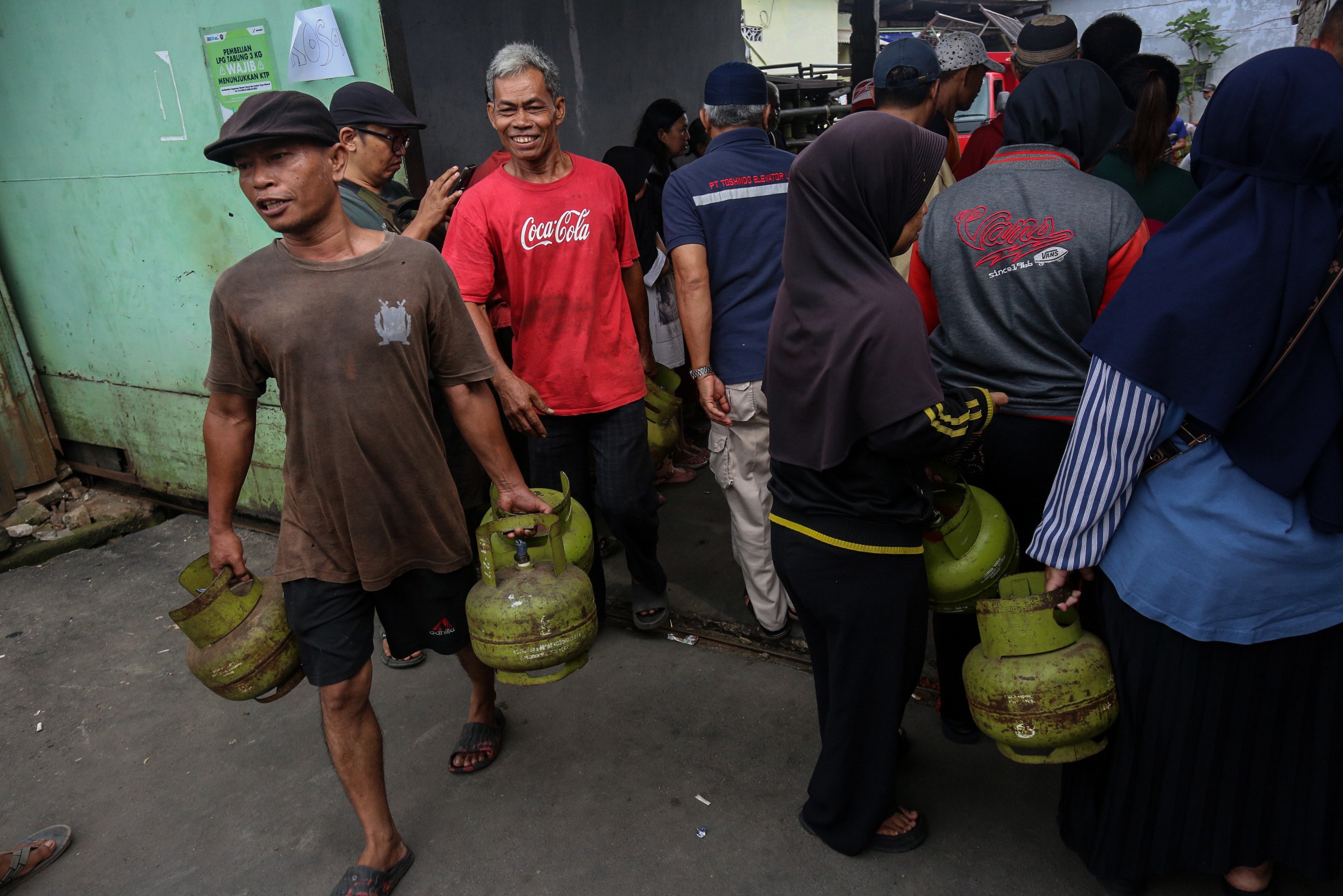 Warga membawa gas elpiji 3 kilogram yang telah dibeli di salah satu pangkalan gas elpiji di Kramat Jati, Jakarta Timur, Selasa (4/2/2025). Warga menuturkan sulitnya mendapatkan gas elpiji 3 kilogram dan harus mengantre panjang saat membeli di pangkalan resmi setelah pemerintah menetapkan gas elpiji 3 kilogram tidak bisa lagi dibeli di pengecer mulai 1 Februari 2025.