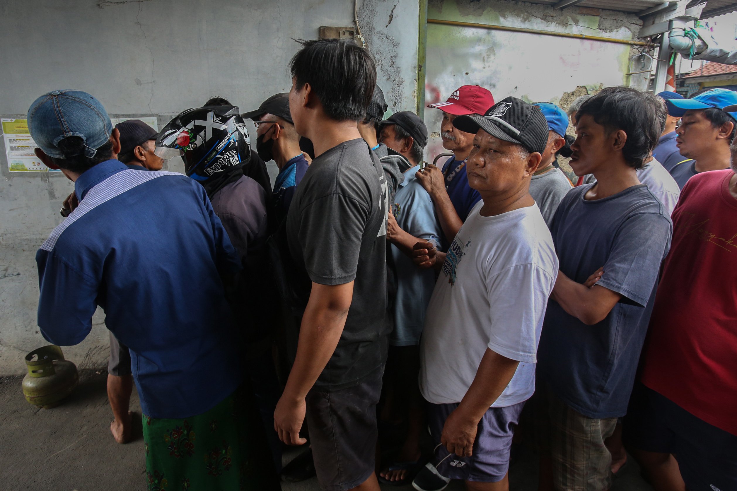 Sejumlah warga mengantre untuk membeli gas elpigi 3 kilogram di salah satu pangkalan gas elpiji di Kramat Jati, Jakarta Timur, Selasa (4/2/2025). Warga menuturkan sulitnya mendapatkan gas elpiji 3 kilogram dan harus mengantre panjang saat membeli di pangkalan resmi setelah pemerintah menetapkan gas elpiji 3 kilogram tidak bisa lagi dibeli di pengecer mulai 1 Februari 2025.
