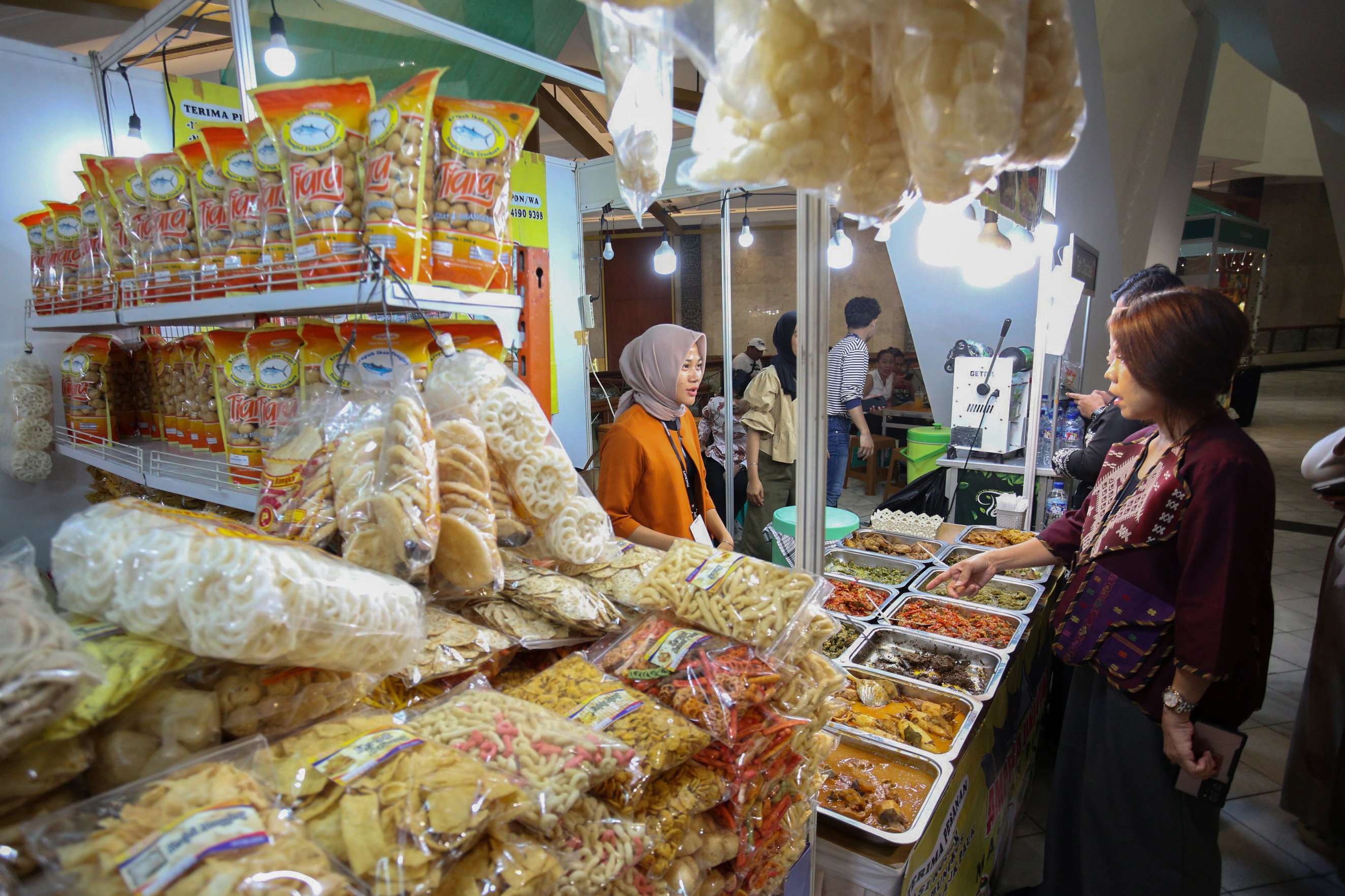 Suasana pengunjung di stan kuliner pada pameran The Jakarta International Handicraft Trade Fair (INACRAFT) 2025 di Jakarta Convention Center Senayan, Jakarta, Jumat (7/2/2025). Pameran yang mengusung tema “From Smart Village to Global Market” ini digelar sebagai wadah promosi produk kerajinan lokal untuk meraih pasar domestik dan membuka peluang pasar internasional sebagai komoditi ekspor ke mancanegara.