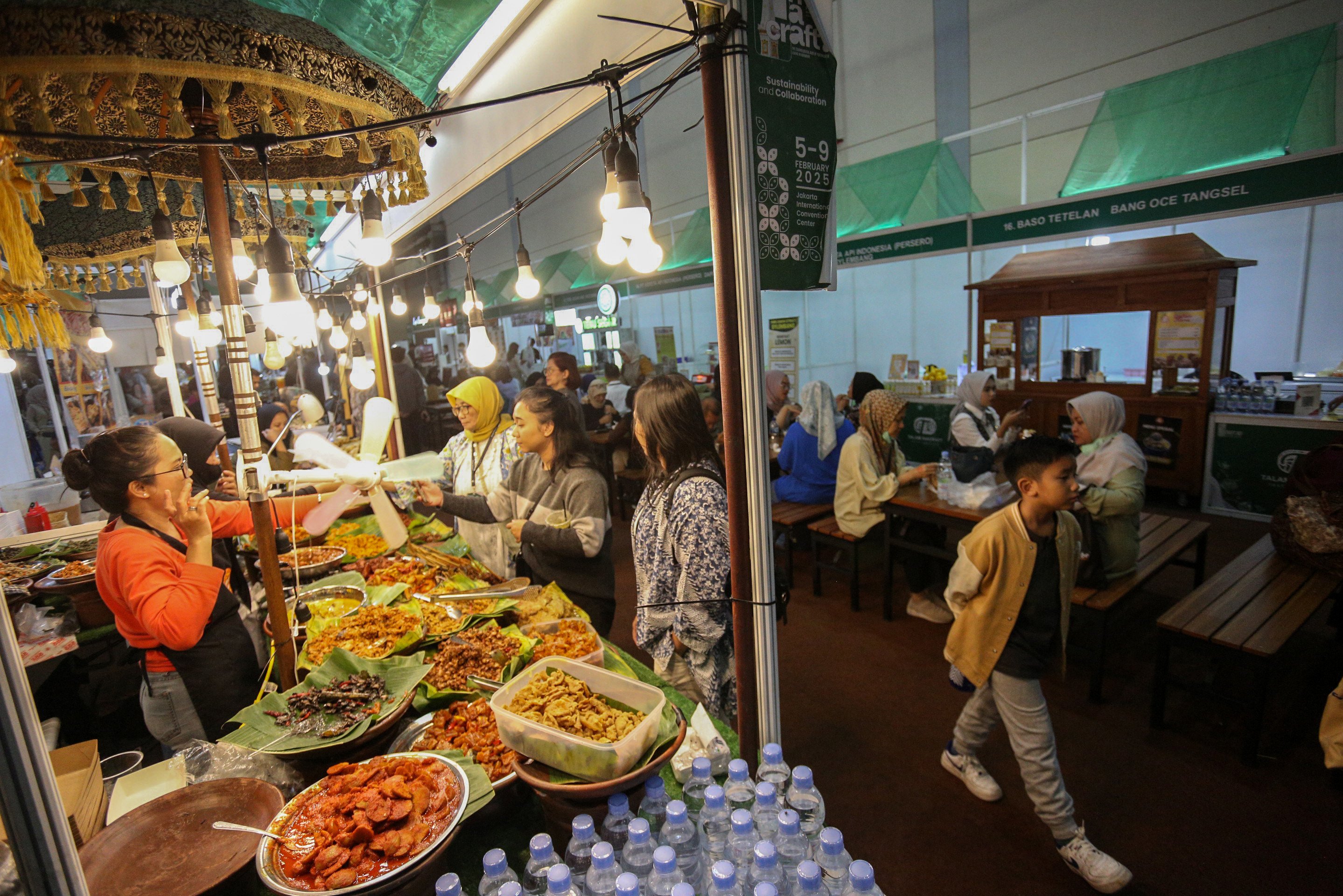 Suasana pengunjung di stan kuliner pada pameran The Jakarta International Handicraft Trade Fair (INACRAFT) 2025 di Jakarta Convention Center Senayan, Jakarta, Jumat (7/2/2025). Pameran yang mengusung tema “From Smart Village to Global Market” ini digelar sebagai wadah promosi produk kerajinan lokal untuk meraih pasar domestik dan membuka peluang pasar internasional sebagai komoditi ekspor ke mancanegara.