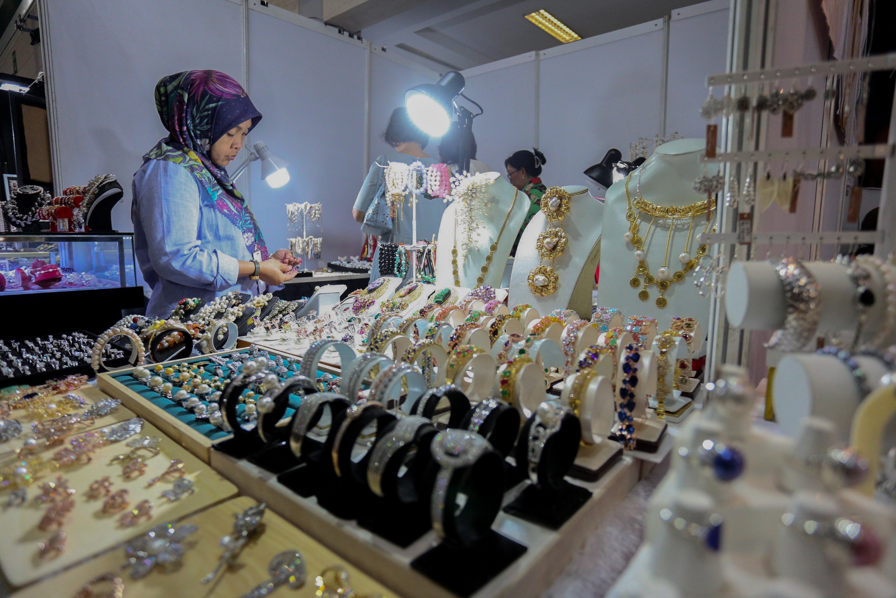 Pengunjung melihat produk kerajinan di salah satu stand pameran The Jakarta International Handicraft Trade Fair (INACRAFT) 2025 di Jakarta Convention Center Senayan, Jakarta, Jumat (7/2/2025). Pameran yang mengusung tema “From Smart Village to Global Market” ini digelar sebagai wadah promosi produk kerajinan lokal untuk meraih pasar domestik dan membuka peluang pasar internasional sebagai komoditi ekspor ke mancanegara.