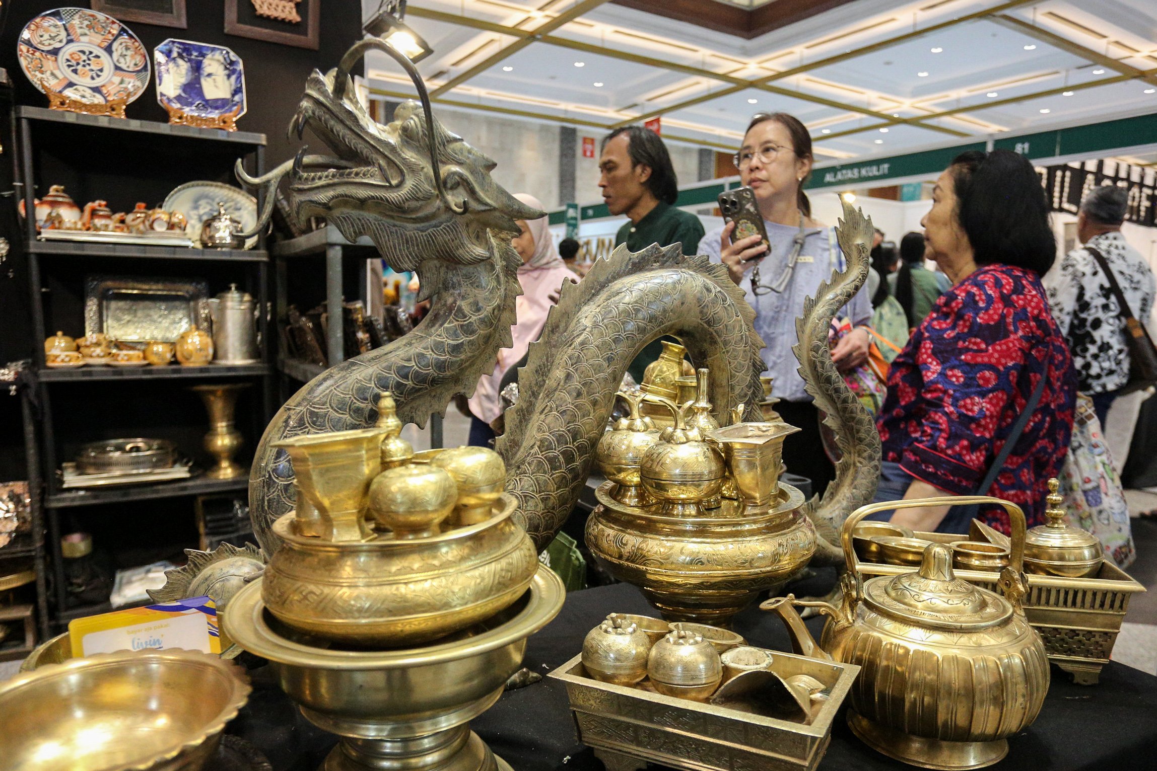 Pengunjung melihat produk kerajinan di salah satu stand pameran The Jakarta International Handicraft Trade Fair (INACRAFT) 2025 di Jakarta Convention Center Senayan, Jakarta, Jumat (7/2/2025). Pameran yang mengusung tema “From Smart Village to Global Market” ini digelar sebagai wadah promosi produk kerajinan lokal untuk meraih pasar domestik dan membuka peluang pasar internasional sebagai komoditi ekspor ke mancanegara.