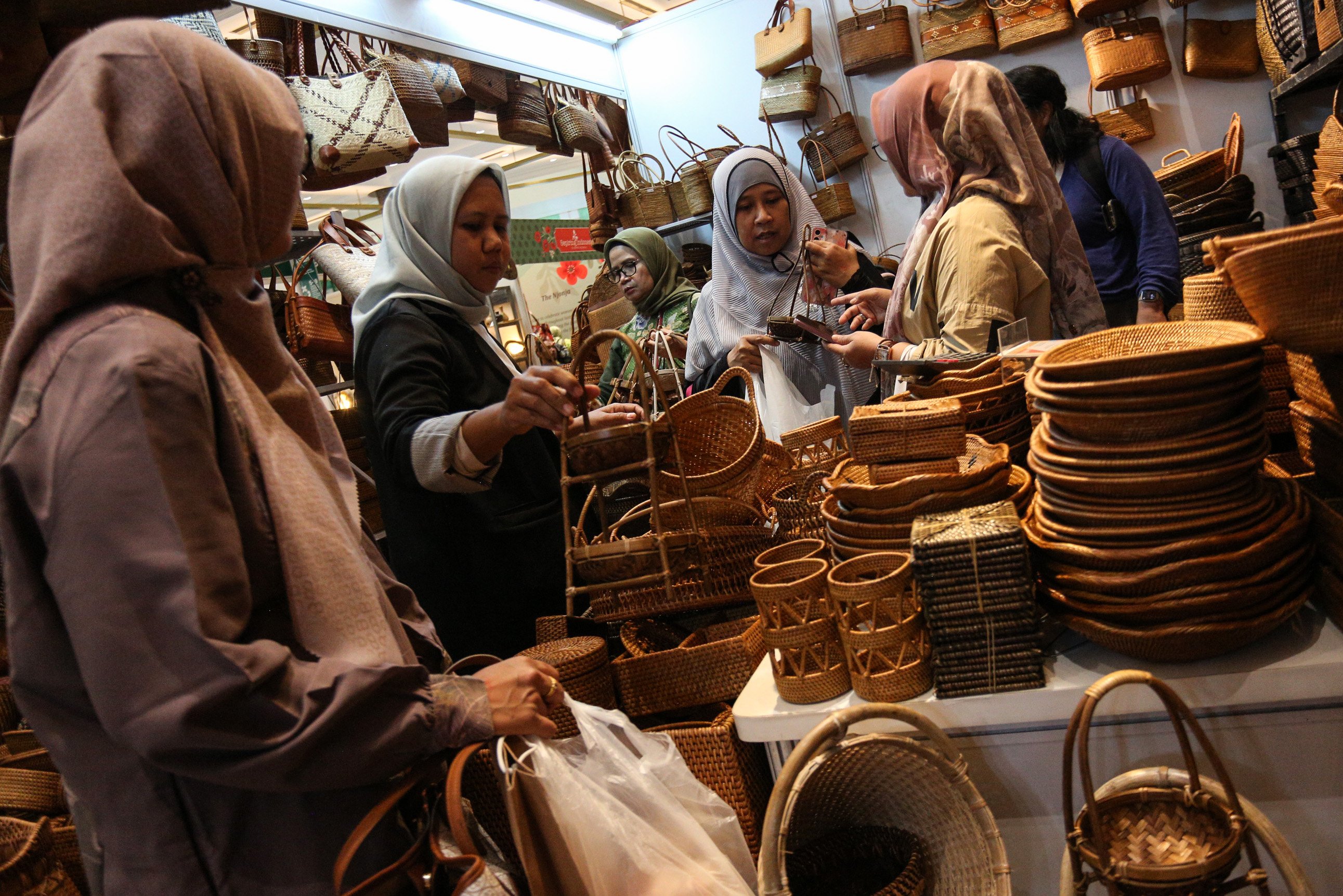 Pengunjung melihat produk kerajinan di salah satu stand pameran The Jakarta International Handicraft Trade Fair (INACRAFT) 2025 di Jakarta Convention Center Senayan, Jakarta, Jumat (7/2/2025). Pameran yang mengusung tema “From Smart Village to Global Market” ini digelar sebagai wadah promosi produk kerajinan lokal untuk meraih pasar domestik dan membuka peluang pasar internasional sebagai komoditi ekspor ke mancanegara.