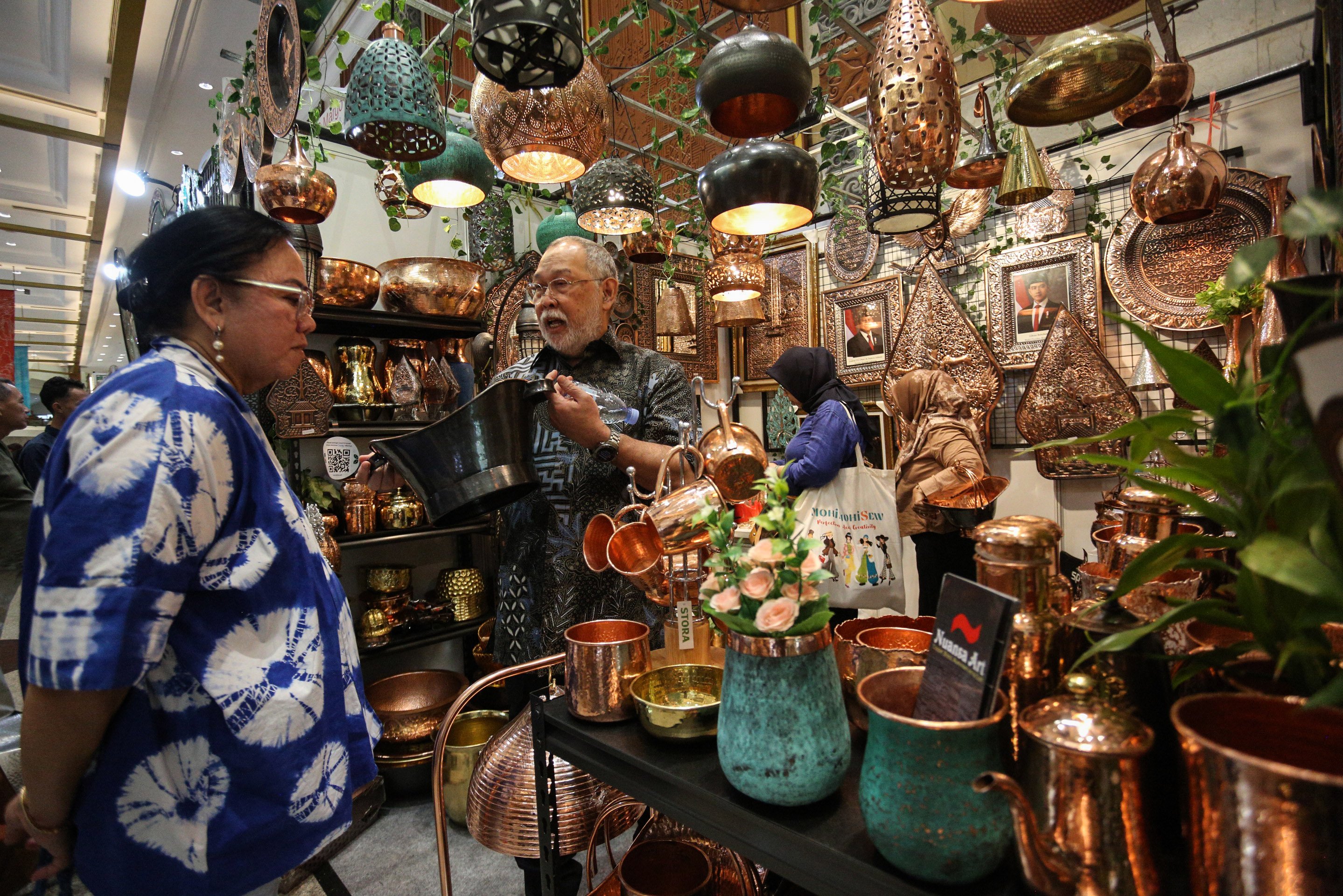 Pengunjung melihat produk kerajinan di salah satu stand pameran The Jakarta International Handicraft Trade Fair (INACRAFT) 2025 di Jakarta Convention Center Senayan, Jakarta, Jumat (7/2/2025). Pameran yang mengusung tema “From Smart Village to Global Market” ini digelar sebagai wadah promosi produk kerajinan lokal untuk meraih pasar domestik dan membuka peluang pasar internasional sebagai komoditi ekspor ke mancanegara.