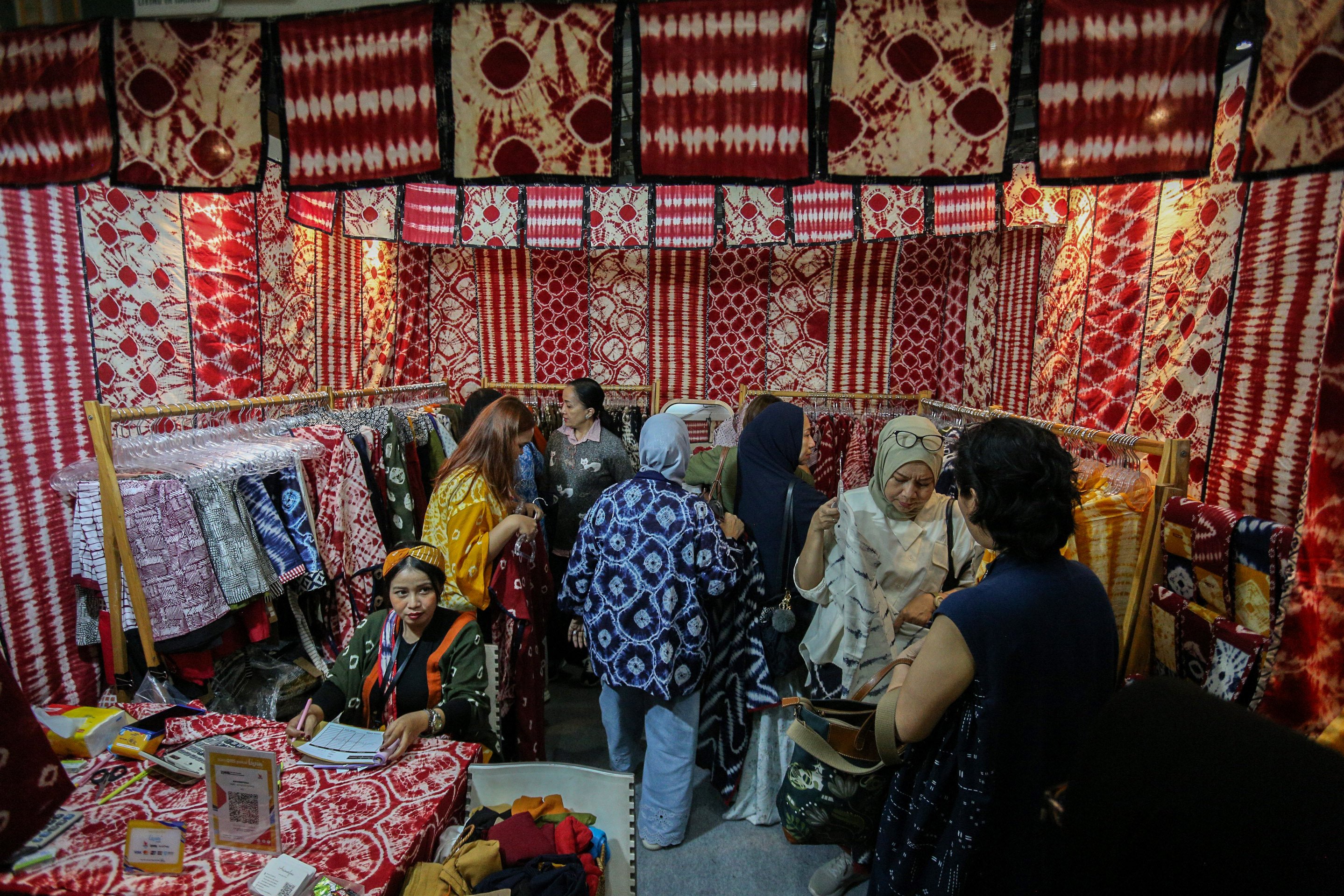 Pengunjung melihat produk kerajinan di salah satu stand pameran The Jakarta International Handicraft Trade Fair (INACRAFT) 2025 di Jakarta Convention Center Senayan, Jakarta, Jumat (7/2/2025). Pameran yang mengusung tema “From Smart Village to Global Market” ini digelar sebagai wadah promosi produk kerajinan lokal untuk meraih pasar domestik dan membuka peluang pasar internasional sebagai komoditi ekspor ke mancanegara.