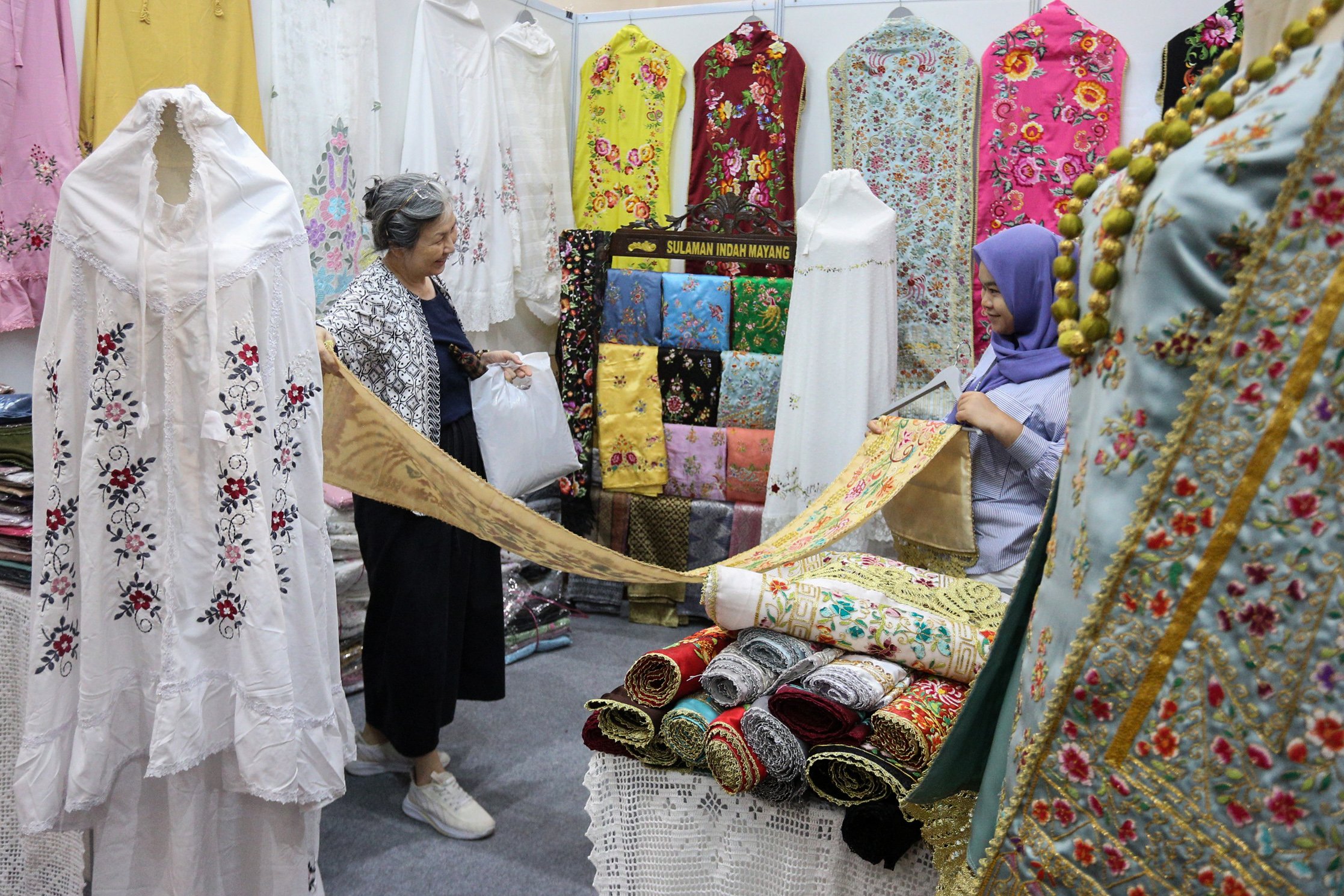 Pengunjung melihat produk kerajinan di salah satu stand pameran The Jakarta International Handicraft Trade Fair (INACRAFT) 2025 di Jakarta Convention Center Senayan, Jakarta, Jumat (7/2/2025). Pameran yang mengusung tema “From Smart Village to Global Market” ini digelar sebagai wadah promosi produk kerajinan lokal untuk meraih pasar domestik dan membuka peluang pasar internasional sebagai komoditi ekspor ke mancanegara.