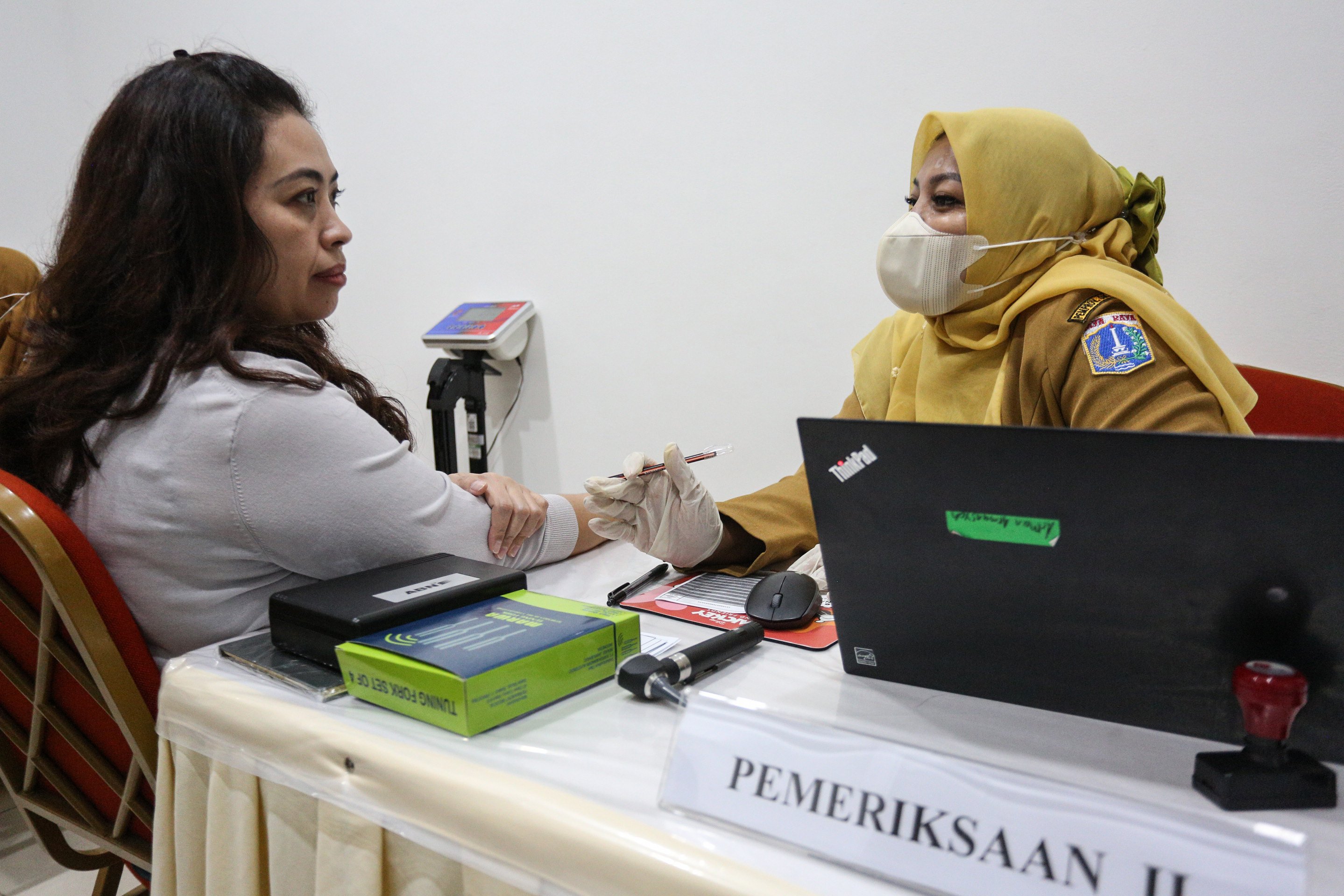 Petugas memberikan edukasi kesehatan kepada pasien saat program pemeriksaan kesehatan gratis di Puskesmas Makasar, Jakarta Timur, Senin (10/2/2025). Pemerintah resmi memulai program Pemeriksaan Kesehatan Gratis bagi warga yang berulang tahun secara serentak di sekitar 10.200 puskesmas di seluruh Indonesia yang dilakukan dengan mengecek kondisi tubuh pasien sehingga deteksi dini terhadap risiko adanya masalah kesehatan dapat dilakukan.